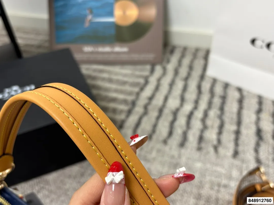 p190 配礼盒 蔻驰 新款laurel流浪包真的绝美 随性慵懒轻松拿捏 一长一短两条肩带 单肩斜挎手提腋下背 都可以随意百搭 内部有带拉链的侧兜可以用来放重要物品! 尺寸:30*25