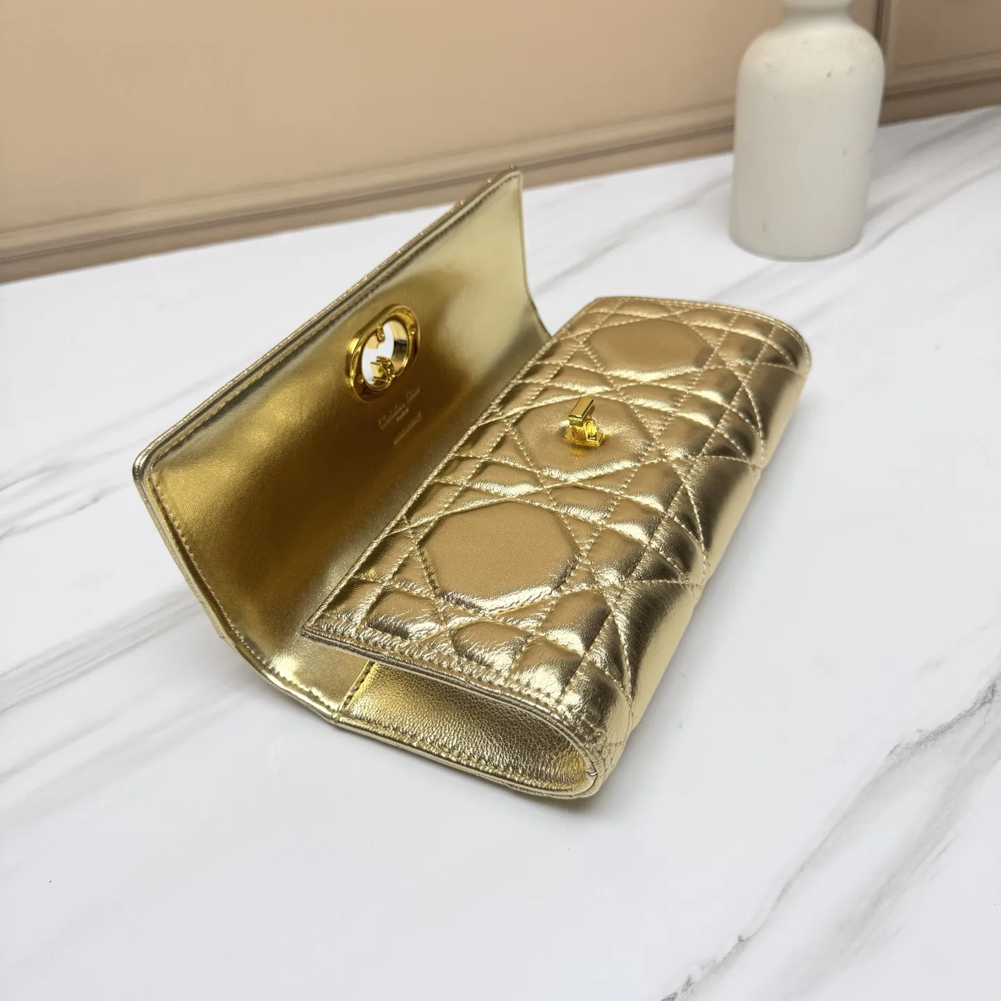 💰205包邮‼️ CE 秋冬系列新品TEEN LOLA 登场 ✅奶昔好物推荐 📖 凯旋门家族又一封神作、黑金handle case 上线🈺 斜跨肩带🉑️延长至57cm，手柄设计拎起来非常千金感✴️ 恰到好处的精致感，小巧又实用，堪称造型王者 秋冬衣櫉必备 尺寸：22*11*5cm