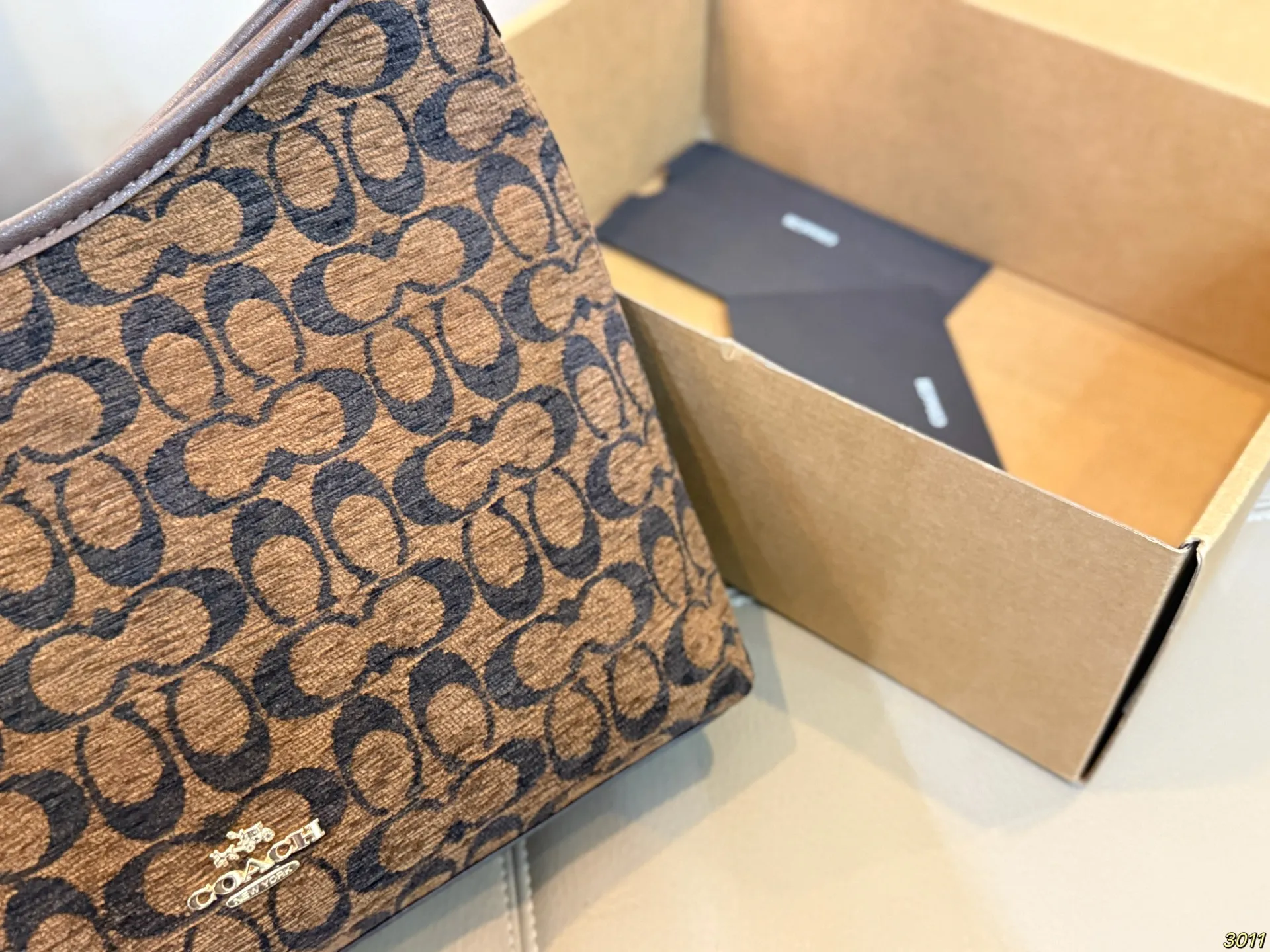 ¥150飞机盒 蔻驰COACH 雪尼尔腋下包 配长肩带 单肩斜挎皆可 颜色搭配很有复古的感觉 高级又不失优雅超有氛围感 通勤 休闲 约会通通可搭 尺寸29 20