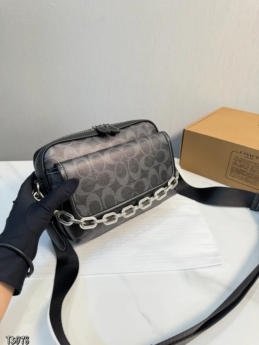 ❤️p165(礼盒包装)❤️ C家 新品黑色 男生都会喜欢的相机包! 款式对于男生来说真的太友好了又能装又百搭 搜索🔍蔻驰 coach 男包尺寸:24*6*18