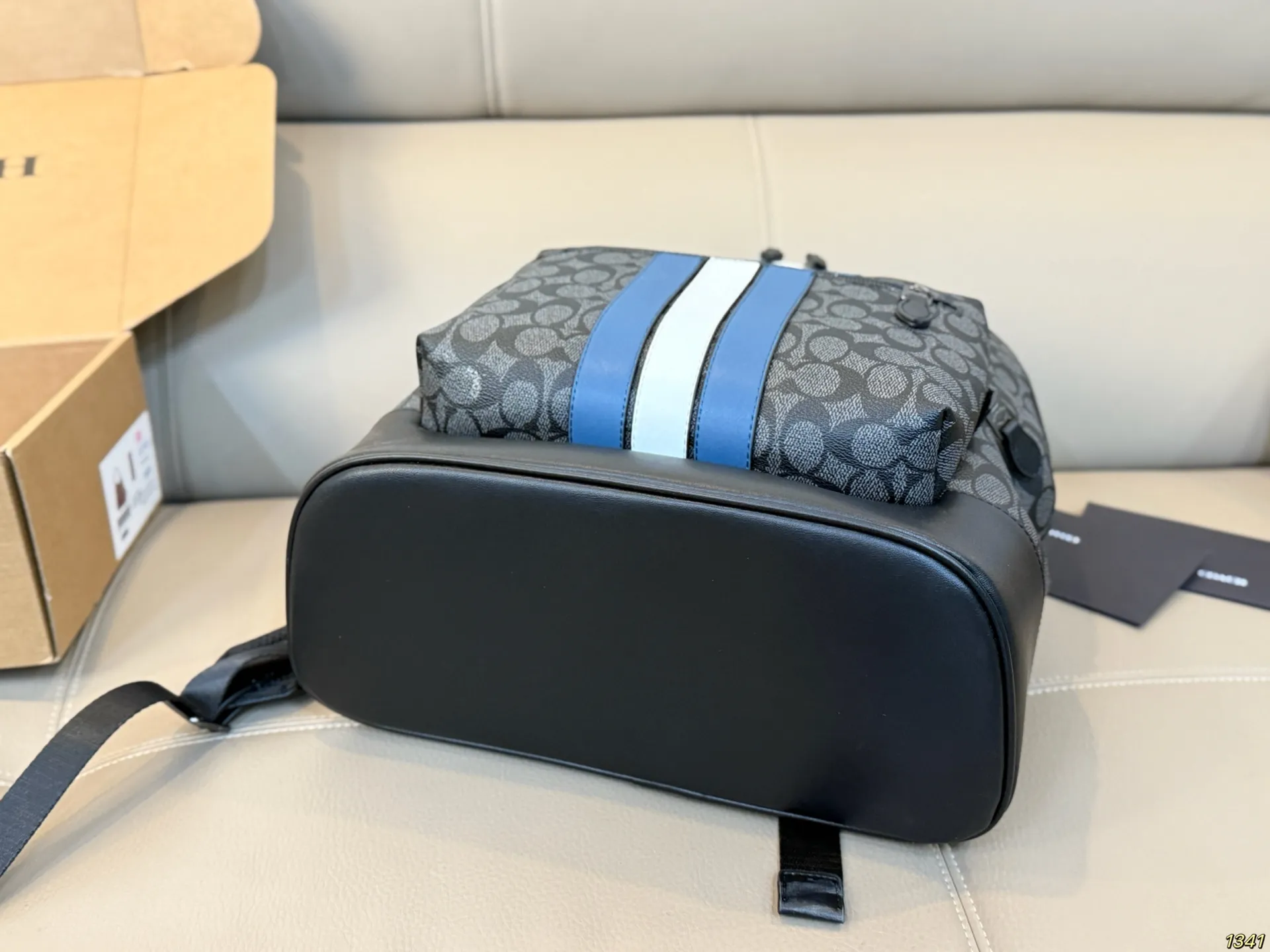 净版&yen;190蓝条&yen;200 蔻驰coach双肩包 经典中透露着时尚 有它旅游又安排起来啦！ 尺寸32 38