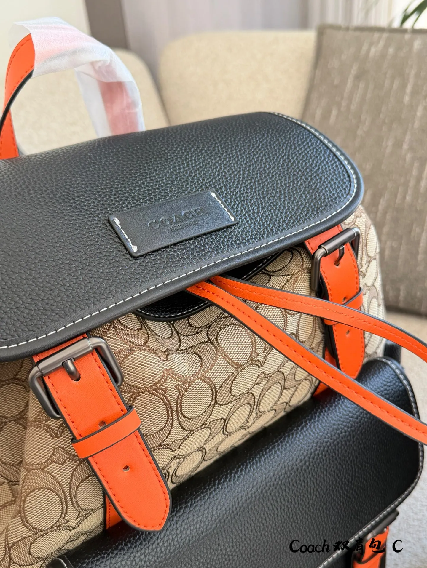 Coach Sprint双肩包p190 🎒Coach Sprint双肩包,经典C印花提花织布+黑色鹅卵石牛皮拼接,橙色皮革扣带点缀,复古又时髦✨。翻盖搭扣+抽绳开合,安全感满满,正面口袋可放手机,内部空间超大,15寸笔记本轻松装下,通勤、旅行、户外都OK!肩带可调节,背起来超舒服,实用又百搭,是功能与时尚兼具的必备单品🔥。19×45无盒