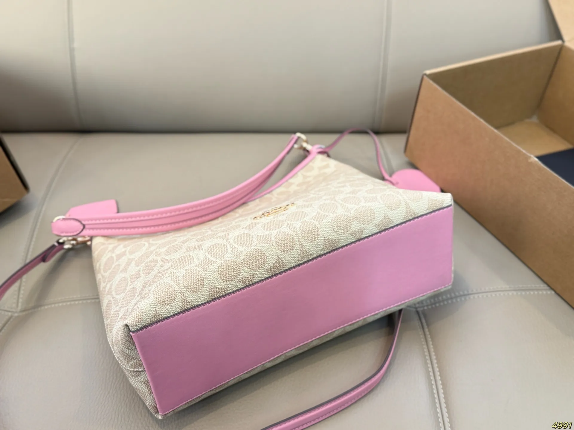 &yen;175飞机盒 蔻驰COACH腋下包 配长肩带 单肩斜挎皆可 颜色搭配很有复古的感觉 高级又不失优雅超有氛围感 通勤 休闲 约会通通可搭 尺寸29 20