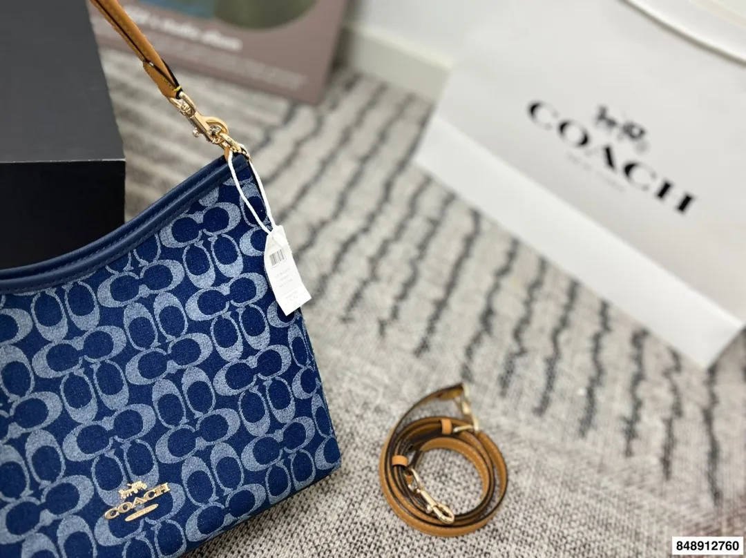 p190 配礼盒 蔻驰 新款laurel流浪包真的绝美 随性慵懒轻松拿捏 一长一短两条肩带 单肩斜挎手提腋下背 都可以随意百搭 内部有带拉链的侧兜可以用来放重要物品! 尺寸:30*25