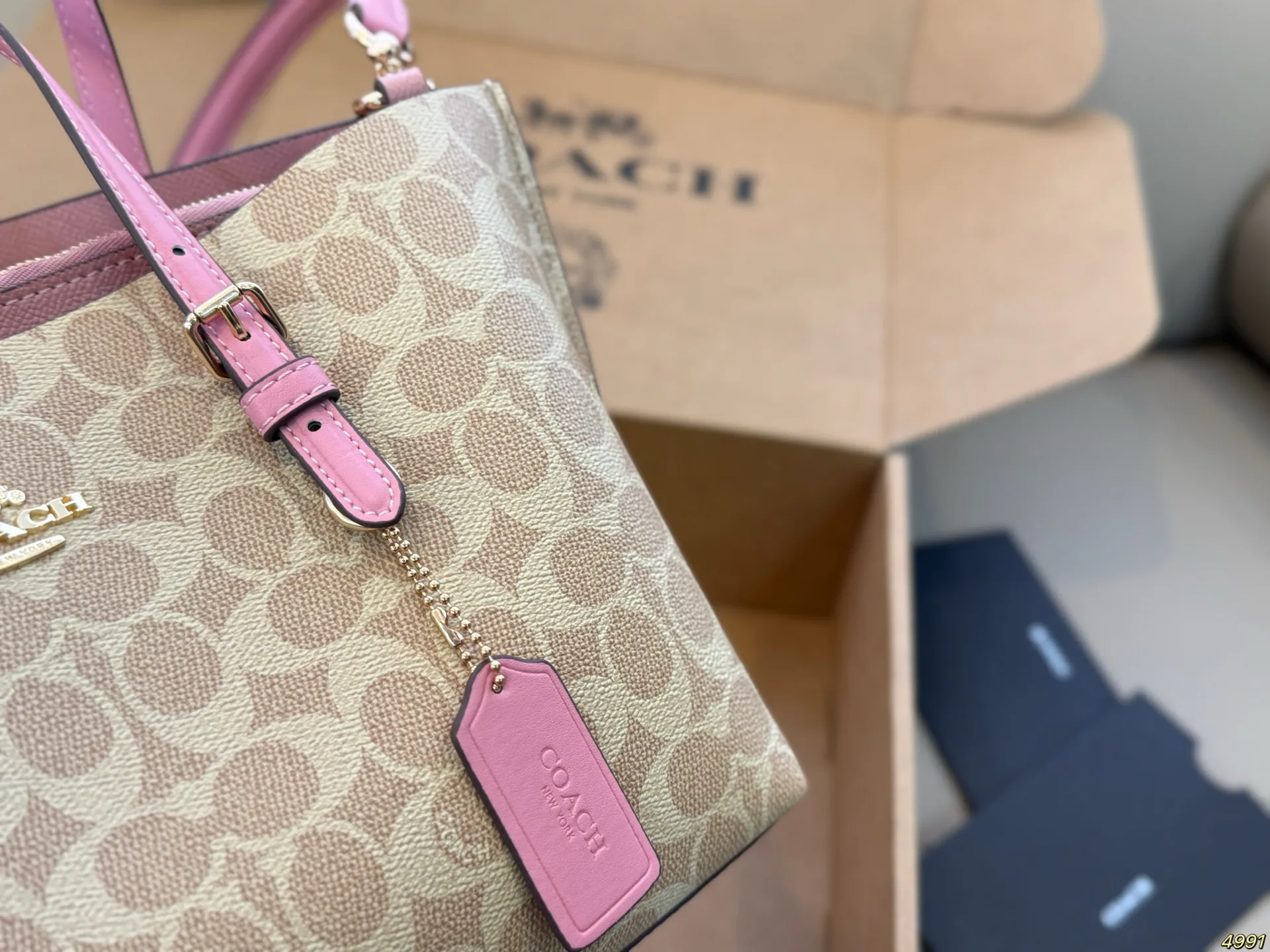 ¥180飞机盒 Coach 蔻驰托特包购物袋🛍️ 沈梦辰小姐姐身上背的今年 coach的新款 复古设计 简洁大方 特别有质感 官网预售中 随性好背 爱了爱了~ 尺寸25 20