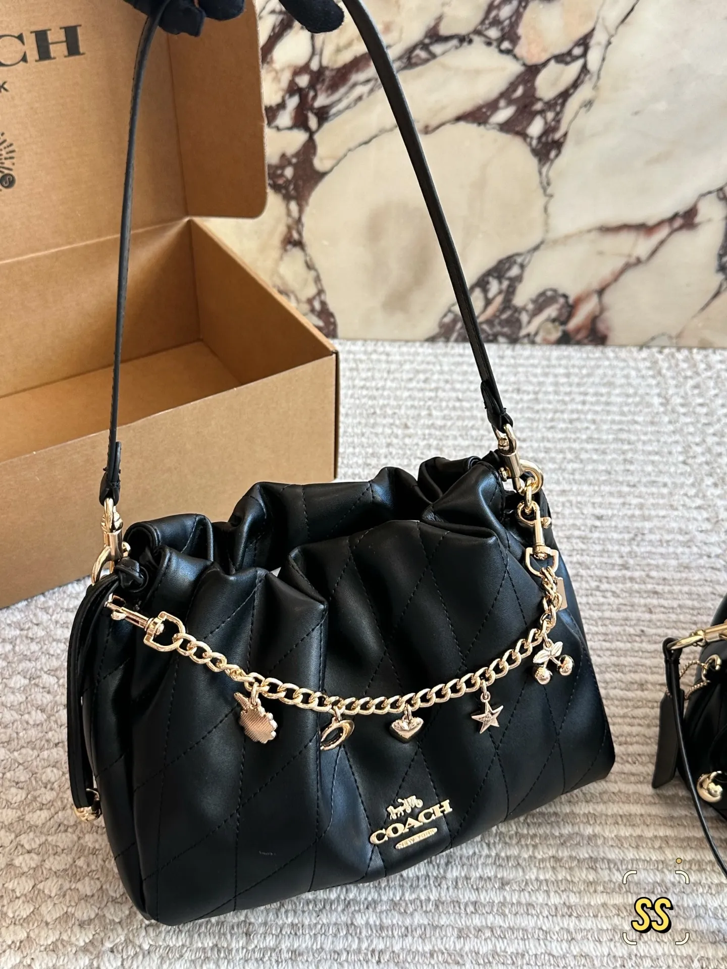 横版💰155、竖版💰160 圣诞礼物🎁云朵包软糯羊皮绗缝太戳心💘 姐妹们！Coach这次的新款Faye云朵包真的绝了！一上手就忍不住来分享✨ 迷你尺寸也太可爱了吧！比想象中能装多了~手机口红粉饼通通塞进去还有空间，日常出街完全够用。最惊艳的是全羊皮材质，摸起来像云朵一样软fufu的～手感绝绝子！ 高级感满满的绗缝工艺让整个包立体感up⬆️，光线下一照还有细腻的光泽。链条可以调节长短，单肩斜挎都好看，冬天配大衣简直气质爆棚！ 奶油白温柔到不行，同款还有黑色/焦糖色也超百搭。重点是不会像小羊皮那么娇气，耐磨度意外能打！横版23*18/竖版28*16