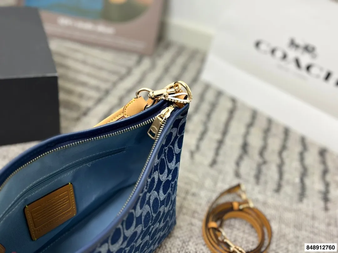 p190 配礼盒 蔻驰 新款laurel流浪包真的绝美 随性慵懒轻松拿捏 一长一短两条肩带 单肩斜挎手提腋下背 都可以随意百搭 内部有带拉链的侧兜可以用来放重要物品！ 尺寸：30*25