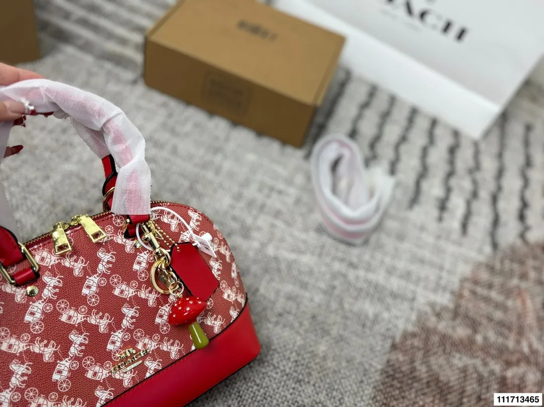 P165配礼盒 Coach蔻驰贝壳包， 贝壳作为通勤包，圆润的包身让人觉得与众不同，特别优雅。可以手提可以斜挎的多用设计，大容量的内里空间，爱了爱了。 尺寸25*19