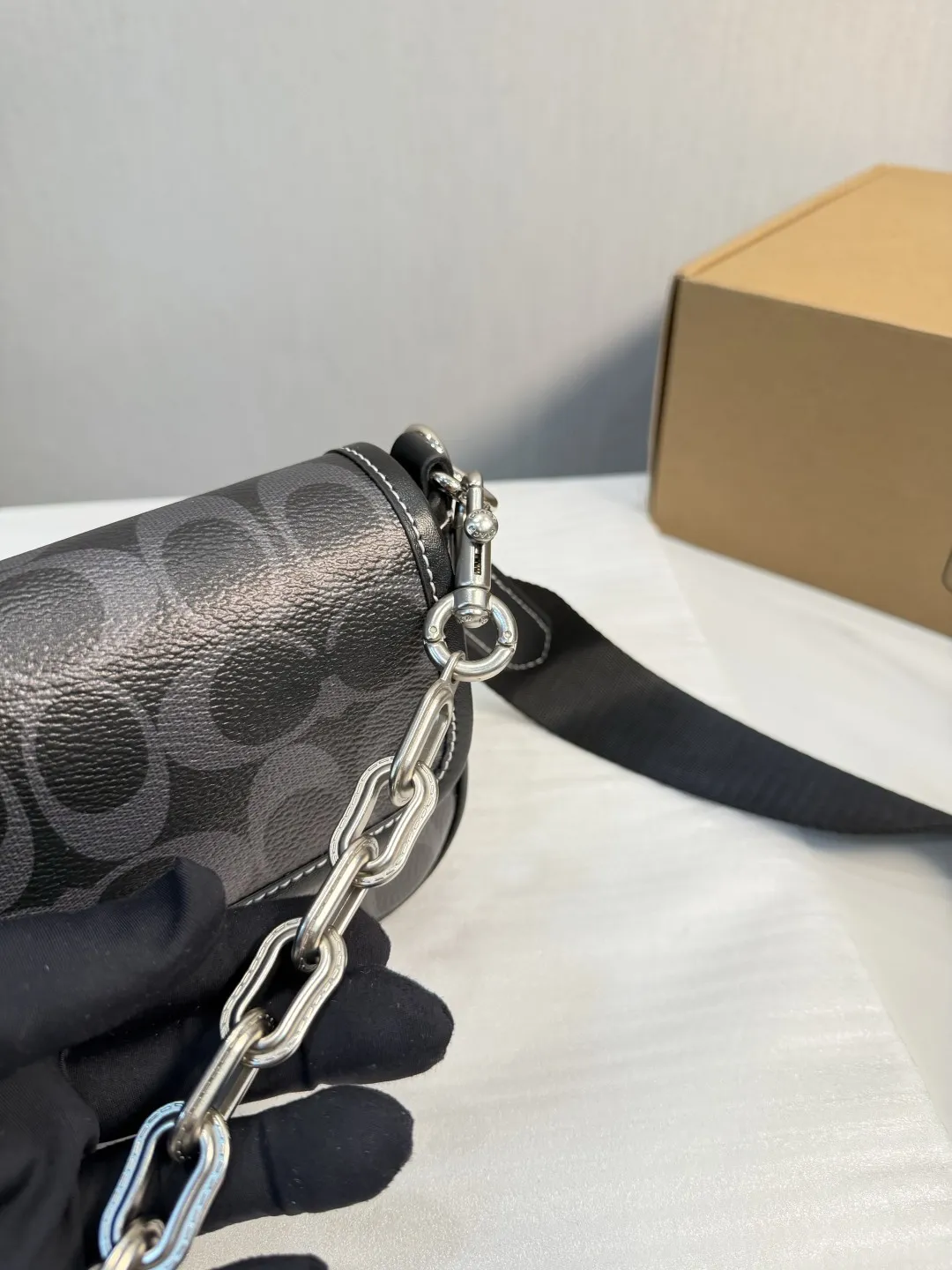 ❤️p150（礼盒包装）❤️ C家 新品黑色 男生都会喜欢的相机包！ 款式对于男生来说真的太友好了又能装又百搭 搜索🔍蔻驰 coach 男包尺寸：19*5*13cm