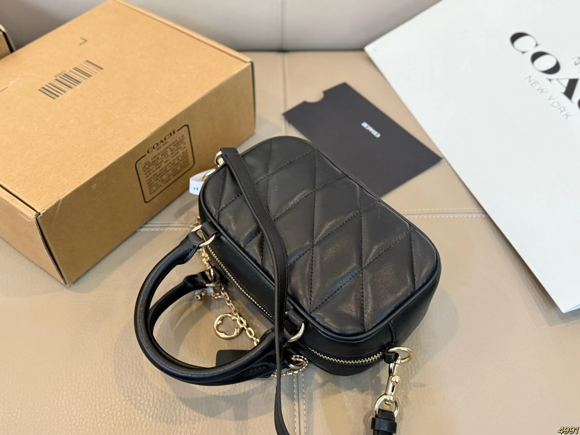 ¥145飞机盒 蔻驰COACH 保龄球包 手提包 手提单肩斜挎皆可 简直无法拒绝 超显气质 高级感十足 集美必入款 尺寸20 12