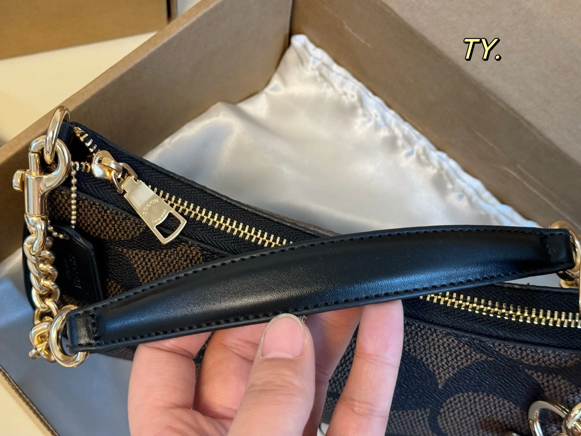 P140(折叠盒) size:23×13 COACH 蔻驰最🔥Teri腋下包💕 复古风,颜色配色超美的❗️ 腋下斜挎包颜值真的绝绝子👍 低调又大气,时髦又百搭! 简简单单的高级感十足✅