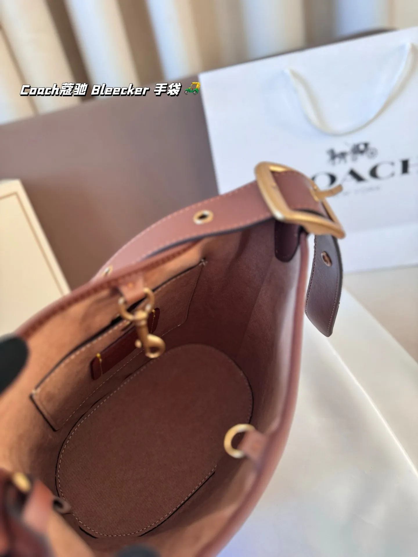 P155 Coach蔻驰| Bleecker 手袋 背上 Coach Bleecker手袋超柔软鞣制皮革质感满满简约百搭还什么都能装下 上班通勤也要处处保持时髦愈 尺寸 20*22