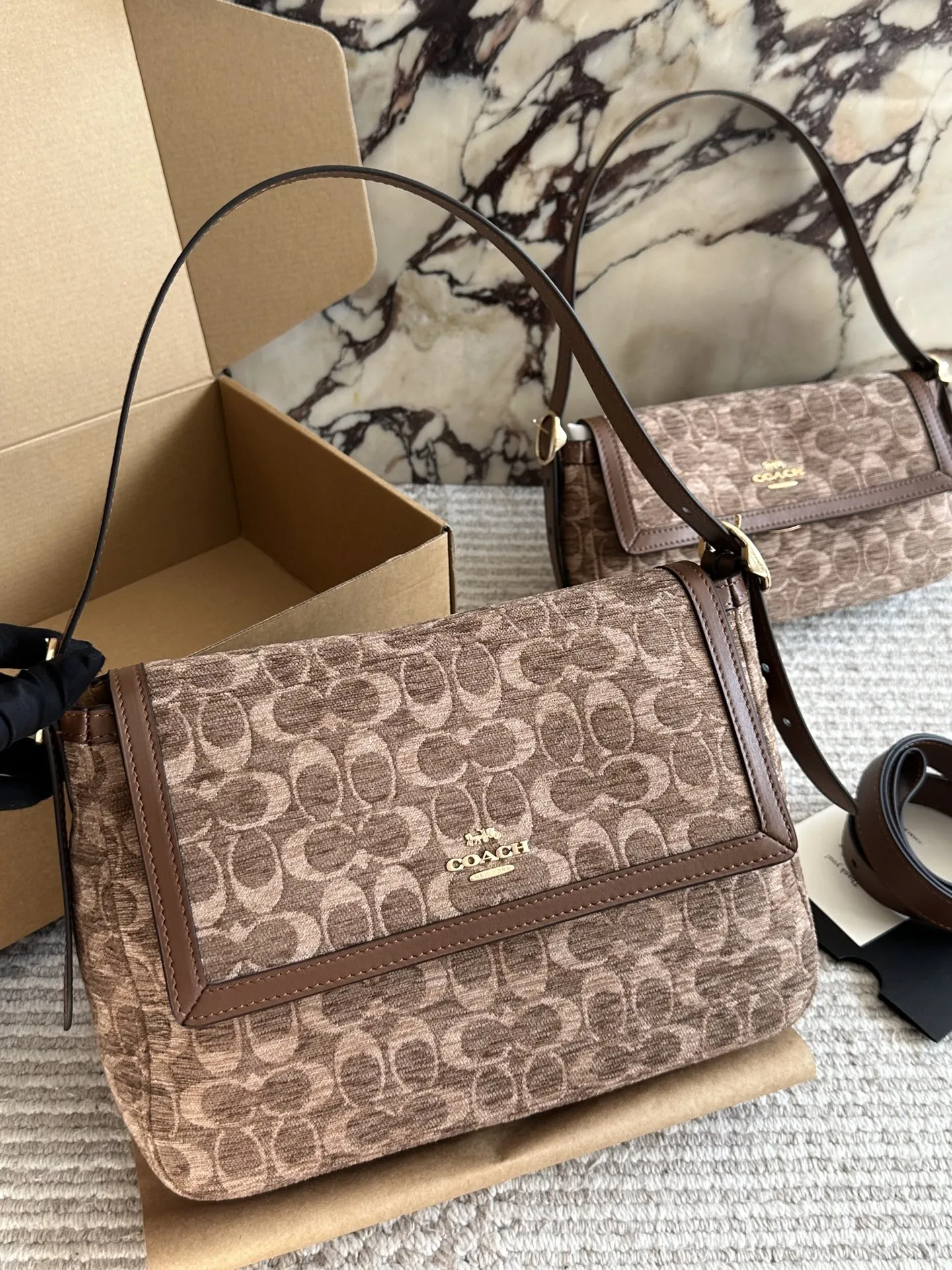 💰175 配盒 size：30 20cm C家 秋冬新品人气王 手提/腋下/斜挎/ 两根肩带 可调节长短 可切换不同风格哦！