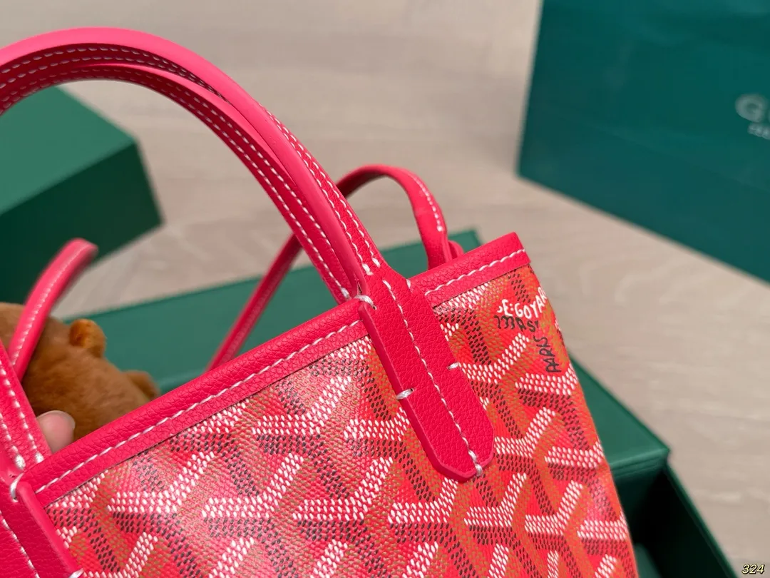 ¥155折叠盒 全球首发Goyard Poitier限量新色托特 戈雅Goyard 新款包 时髦感一秒来袭 是美女们喜欢的调调~ 尺寸17 23