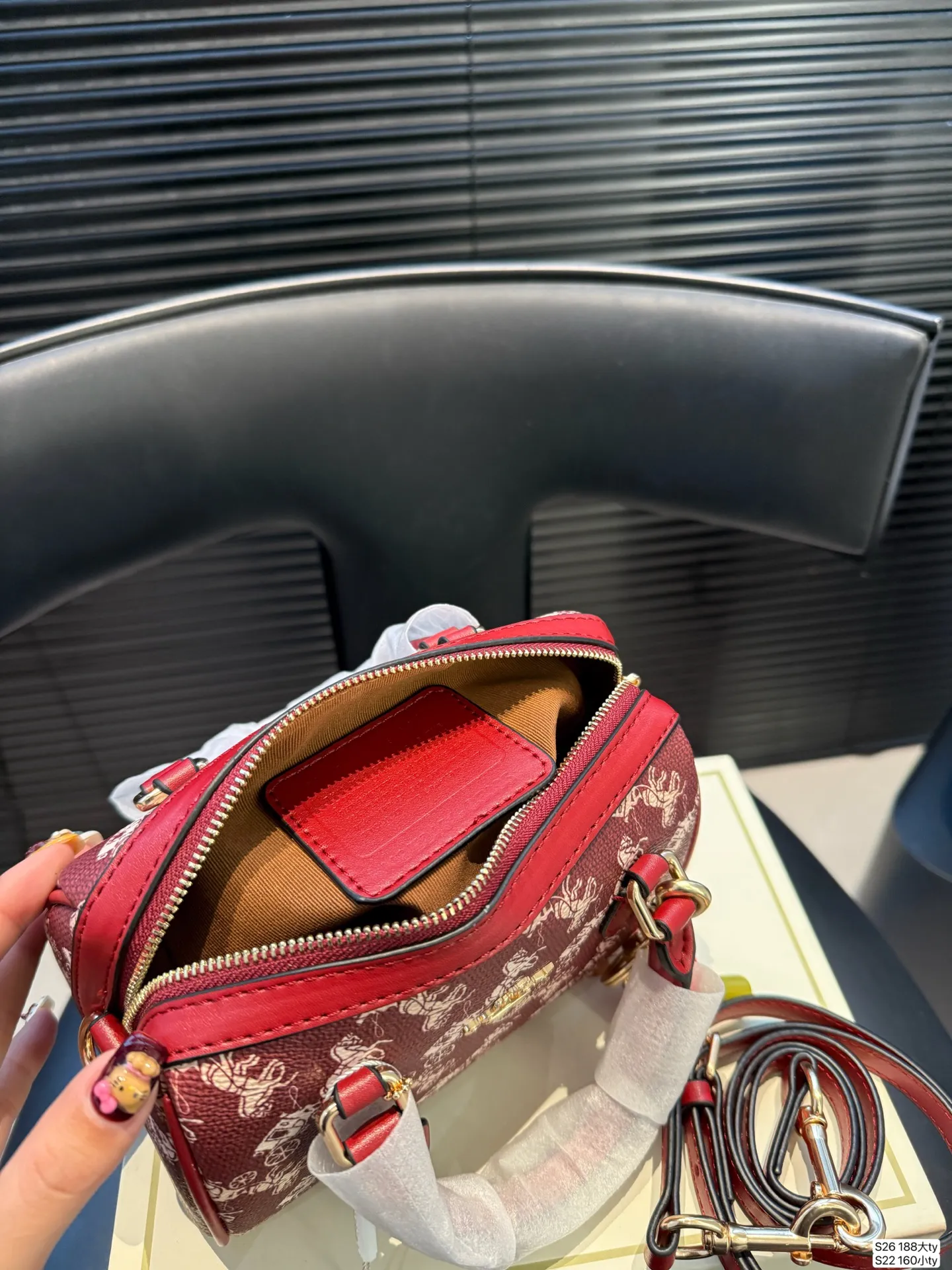 大号P180 小号P160 配盒子 COACH 2026 款 1月🆕可爱起来真的是没边🎀 让我们一起给生活，一点&ldquo;颜色&rdquo;瞧瞧[耶R] 在非黑即白的都市背景下，手袋是跳跃的一抹彩虹，为生活增添了彩色的调和剂❤️ 尺寸大号25 17 小号17 12 货号大号188 小号160