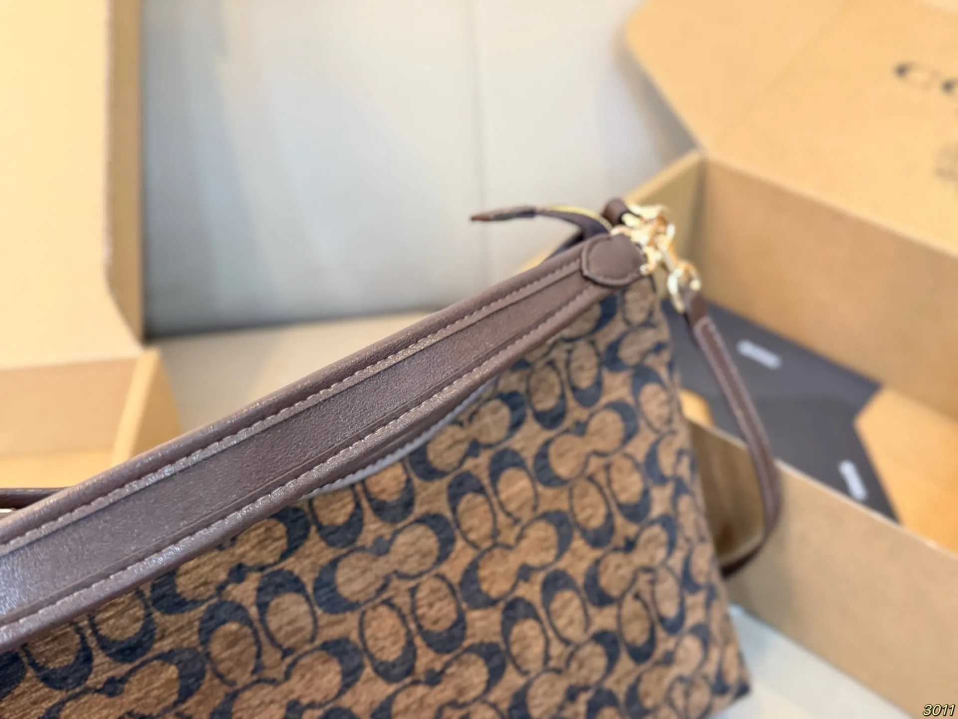 &yen;150飞机盒 蔻驰COACH 雪尼尔腋下包 配长肩带 单肩斜挎皆可 颜色搭配很有复古的感觉 高级又不失优雅超有氛围感 通勤 休闲 约会通通可搭 尺寸29 20