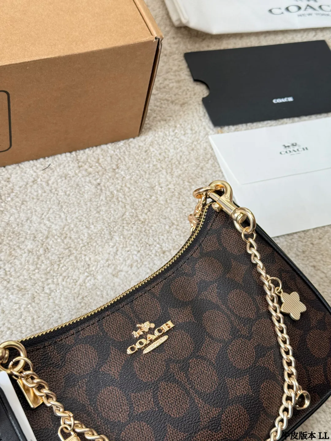 牛皮版本 p145 COACH 蔻驰 teri 腋下包 Coach蔻驰最热的腋下包上身来了 Teri系列最热腋下包 大麻将包的升级款，浅色特别好配衣服 整个就是气质和时尚的化身～不压个子而且好看 配色很潮，大小刚好挺合适 #蔻驰COACH 尺寸24 15cm
