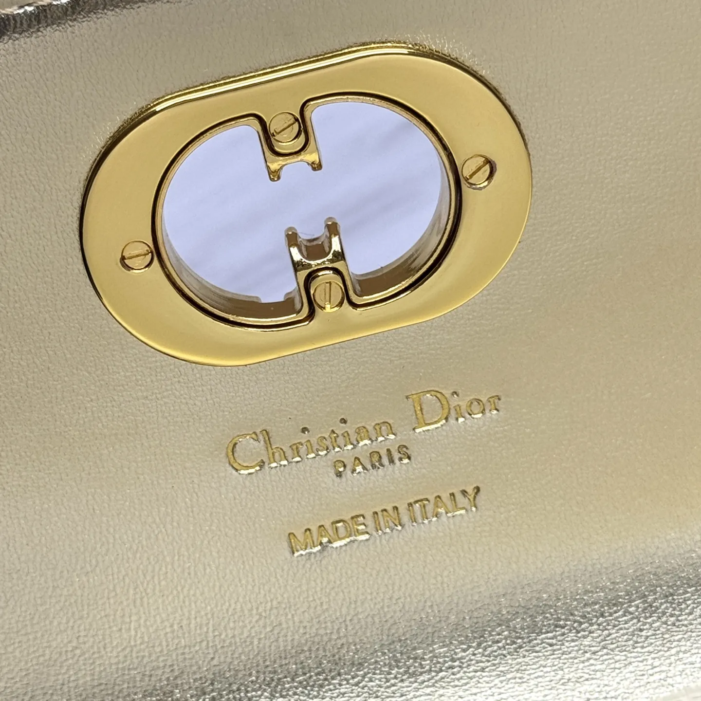 💰205包邮‼️ CE 秋冬系列新品TEEN LOLA 登场 ✅奶昔好物推荐 📖 凯旋门家族又一封神作、黑金handle case 上线🈺 斜跨肩带🉑️延长至57cm,手柄设计拎起来非常千金感✴️ 恰到好处的精致感,小巧又实用,堪称造型王者 秋冬衣櫉必备 尺寸:22*11*5cm