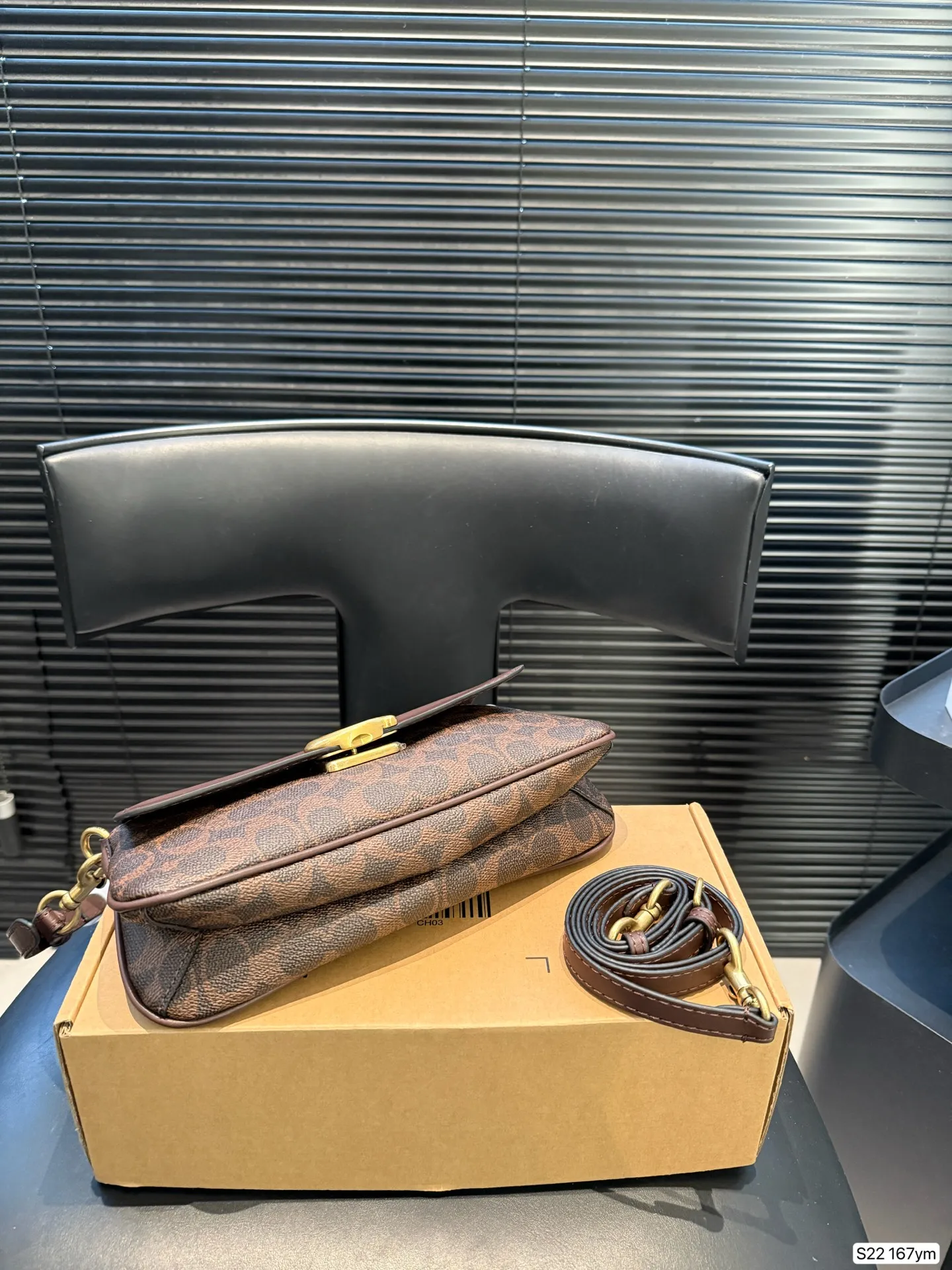 P160 配盒子蔻驰coach 5月新款 蔻驰5月新款JET 单肩包 经典老花涂层帆布,光滑面皮 梯形包身 小巧精致 极具现代时尚风格 可拆卸双肩带设计 适配多种场合搭配 尺寸25 12 货号167