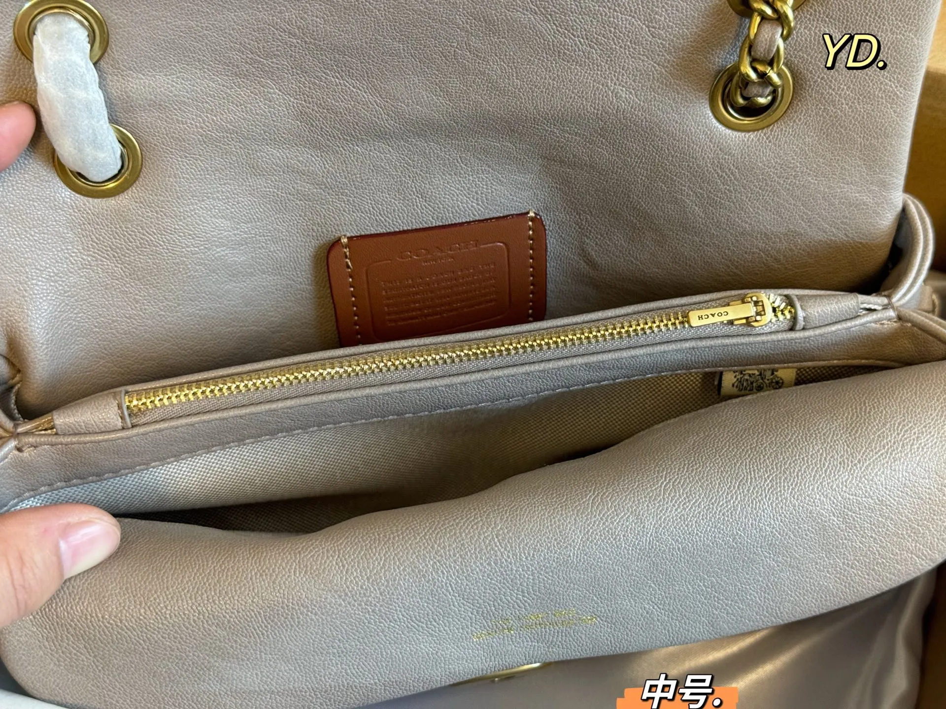 P185 中号(折叠盒) size:26×14中号 COACH蔻驰tabby酒神链条包💕 皮质触感软软的很舒服 可以腋下背也可斜挎背 一眼就爱上 甜酷女孩必备❗️