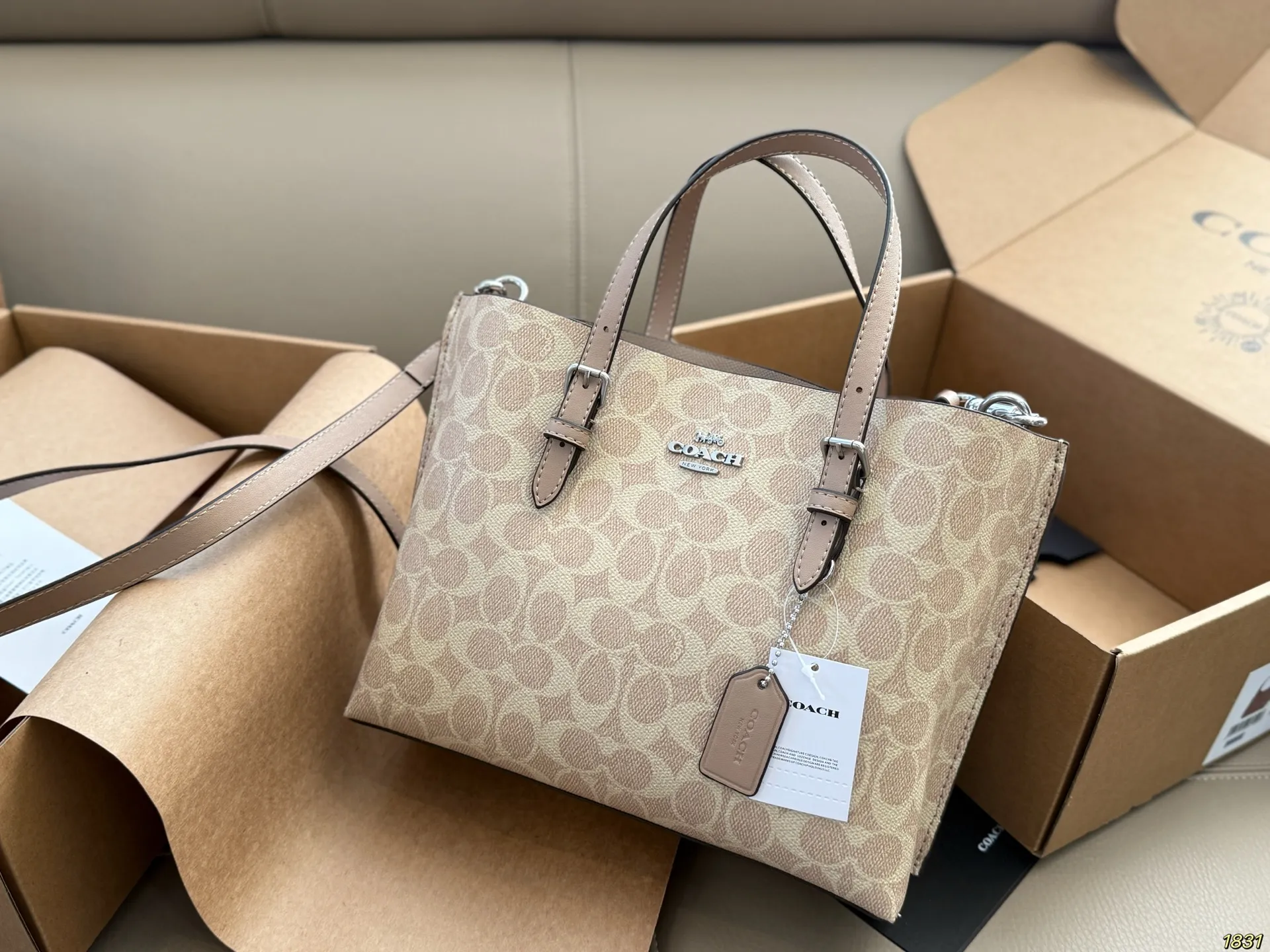 ¥170飞机盒 Coach 蔻驰托特包购物袋🛍️ 沈梦辰小姐姐身上背的今年 coach的新款 复古设计 简洁大方 特别有质感 官网预售中 随性好背 爱了爱了~ 尺寸25 20