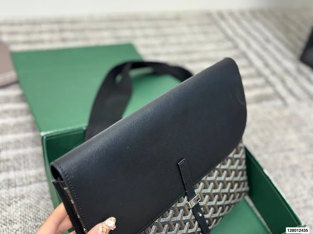 P165 配折叠盒子 戈雅邮差包 作为一个女生,每次出的男包都好看到我想拥有!它是一只扁身邮差哦,包包肩带的扣子是在包身背面的所以斜挎起来时更贴合身体骑行爬山背它也完全OK真的一点都不累赘 尺寸:32 26 货号440