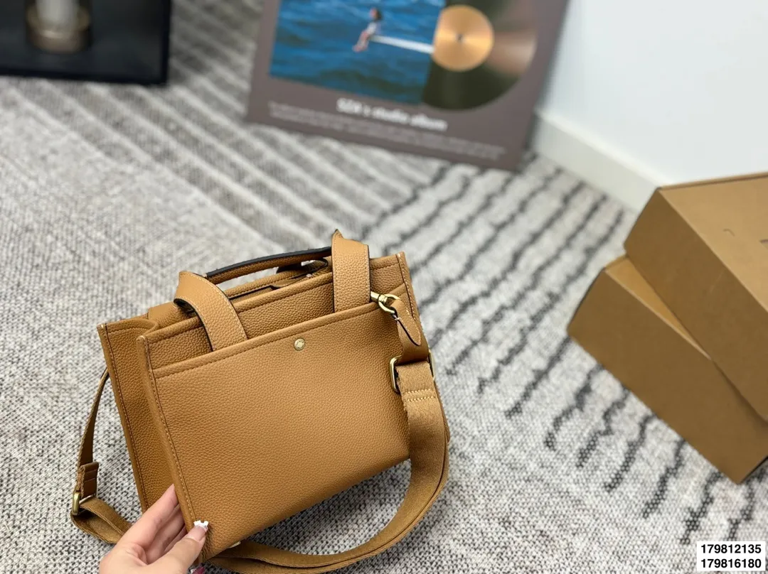 p135 p130配礼盒 size：26.19/20.14 COACH 蔻驰 Cargo tote 单宁牛仔托特包 千呼万唤的牛仔系列终于来噜～ 对牛仔真的毫无抵抗力 自己搭配小挂件会更