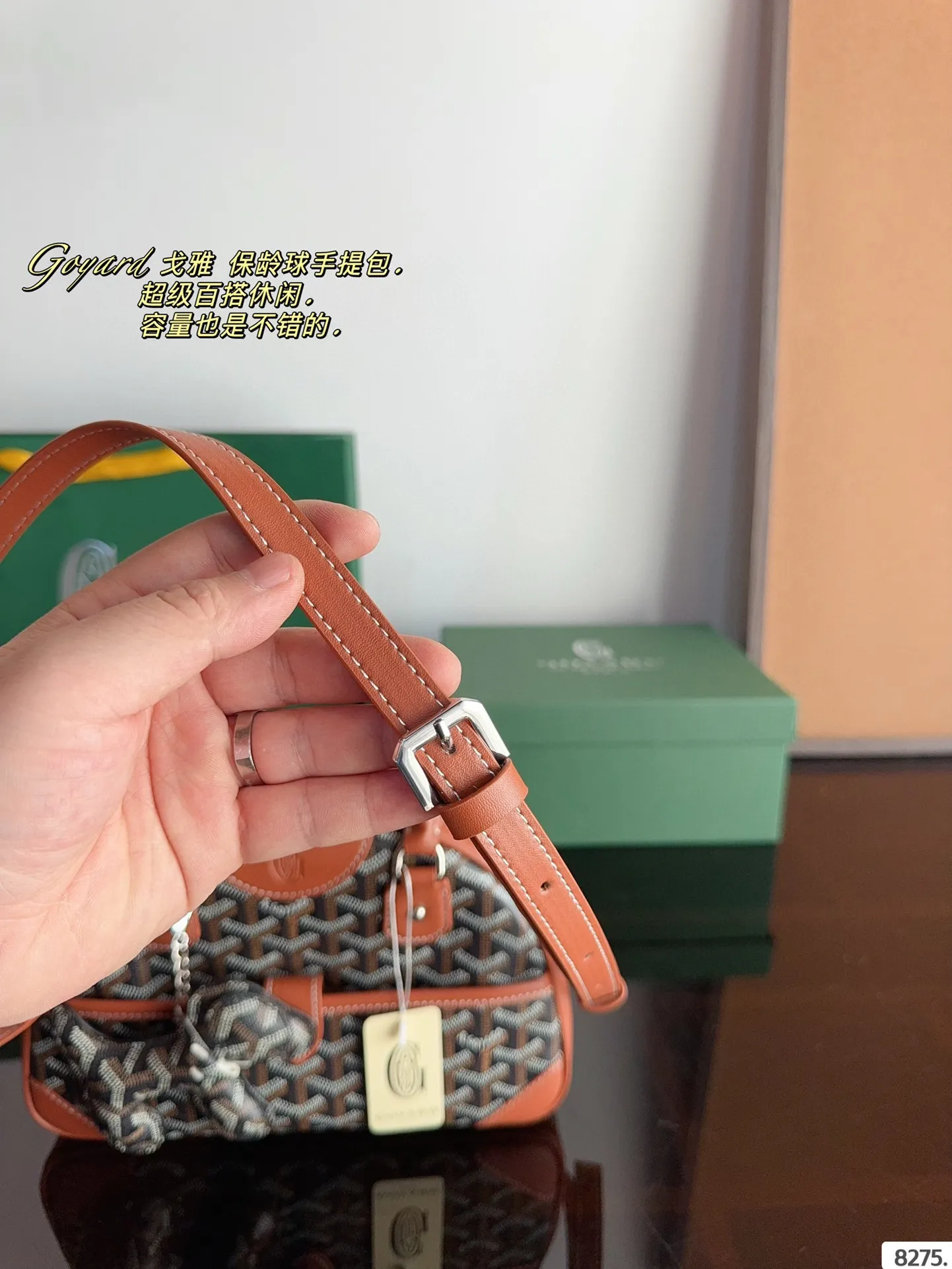 p135配礼盒🎁 戈雅 mini 保龄球手提包. 时尚超实用超百搭出街最爱就是它了 迷你的容量超级可，爱了爱了 谁能抵得住这波 太精致可爱了尺寸：26*7*17cm