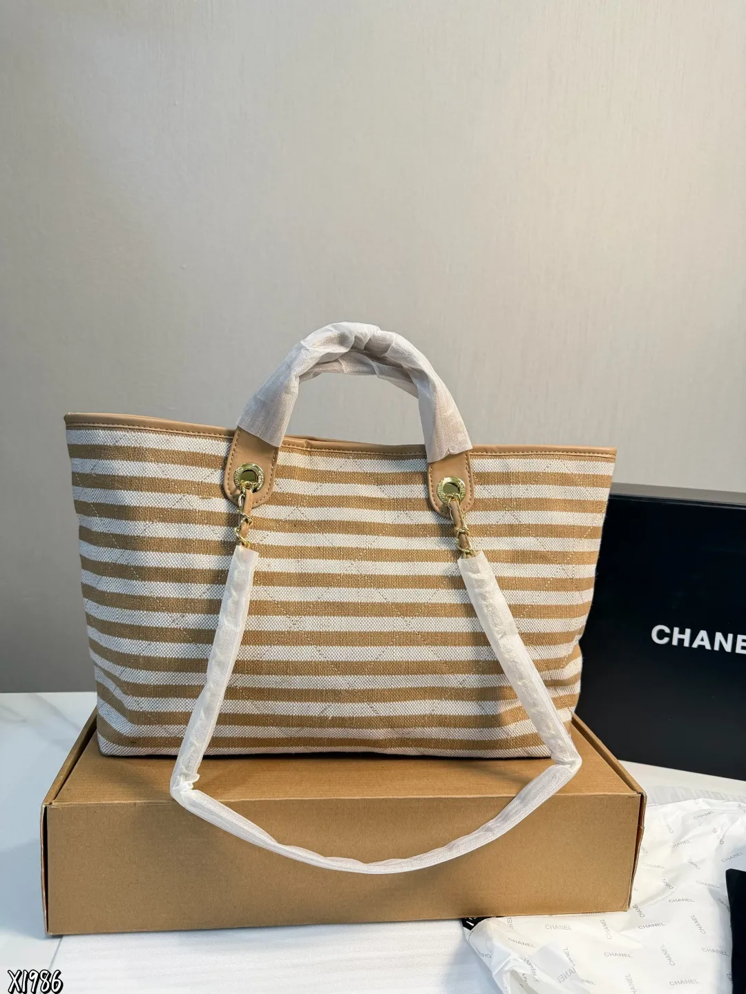 ❤️P190P180❤️ 香奈儿Chanel 沙滩腋下包 春夏新款 简约休闲的设计也深受大众喜爱 容量大轻便又时髦 非常适合日常使用 出差旅游 带娃出门 都可以轻松搭配凹造型 材质也是非常耐用的那种 可以用到天荒地老⚠️尺寸42*30 ⚠️尺寸38*27