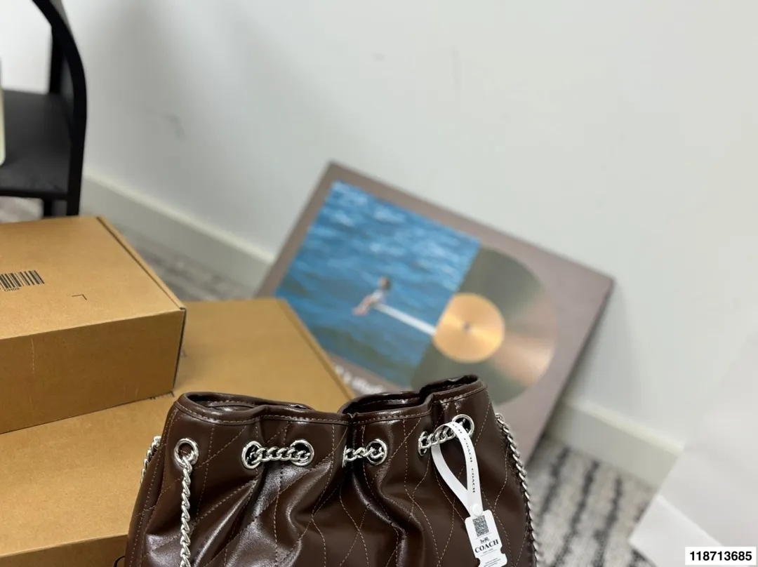 p185配礼盒 蔻驰Coach新款腋下包 流浪包麂皮质感太好啦 颜色搭配很有复古的感觉 高级又不失优雅 超有氛围感 通勤 休闲 约会通通可搭 尺寸34.26