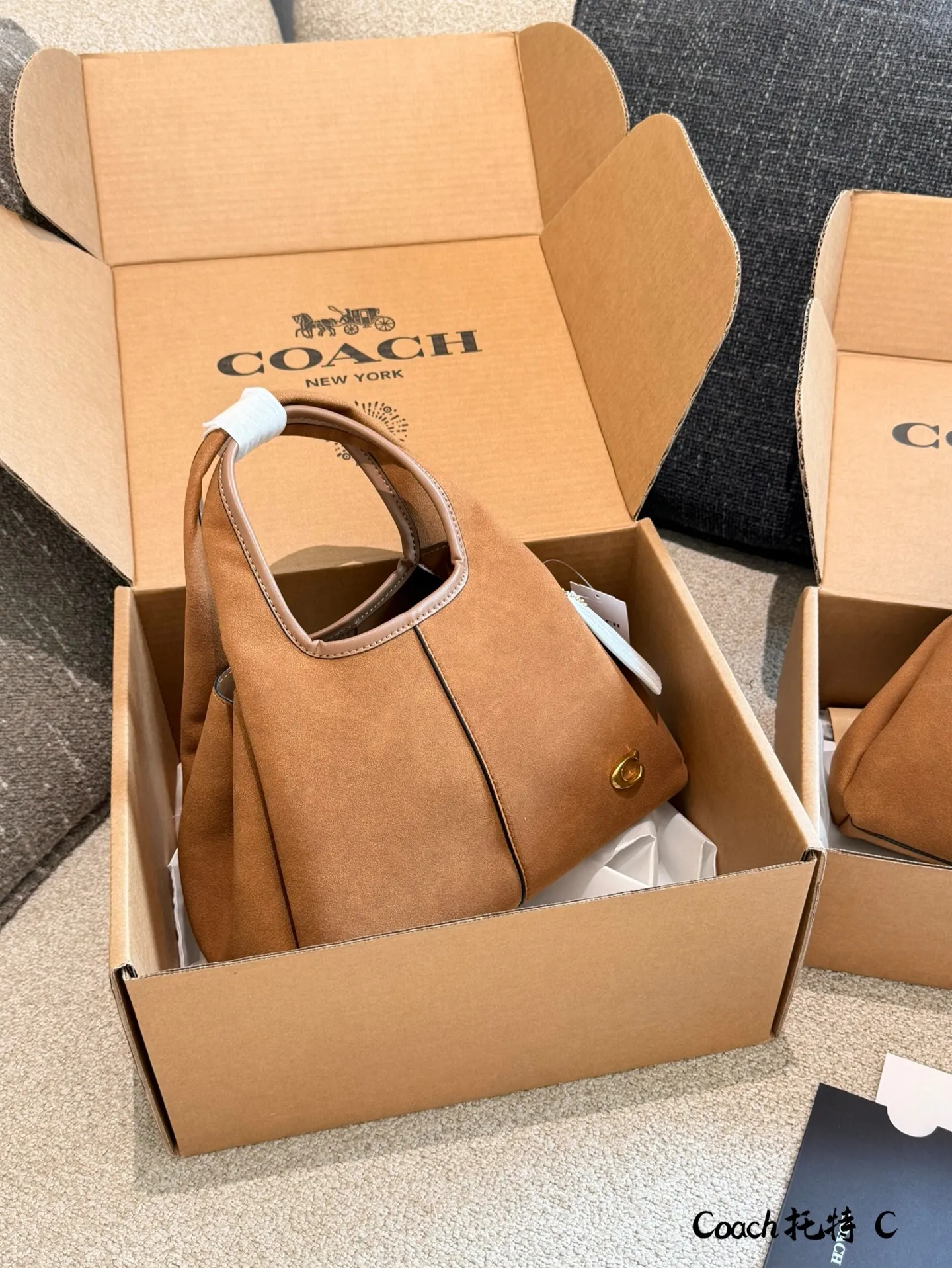 p165p180 COACH LANA 23号单肩包 👜COACH LANA 23号单肩包,荔枝纹头层牛皮,手感柔软耐用,浅灰调超百搭,通勤休闲都能轻松驾驭✨。23cm16cm 小巧尺寸,手提斜挎随心切换,内部隔层方便收纳手机、钥匙、口红等日常小物。金色C字Logo点缀,低调又有辨识度,简约优雅风格,秋冬大衣、针织衫都能轻松搭配,实用又时髦!