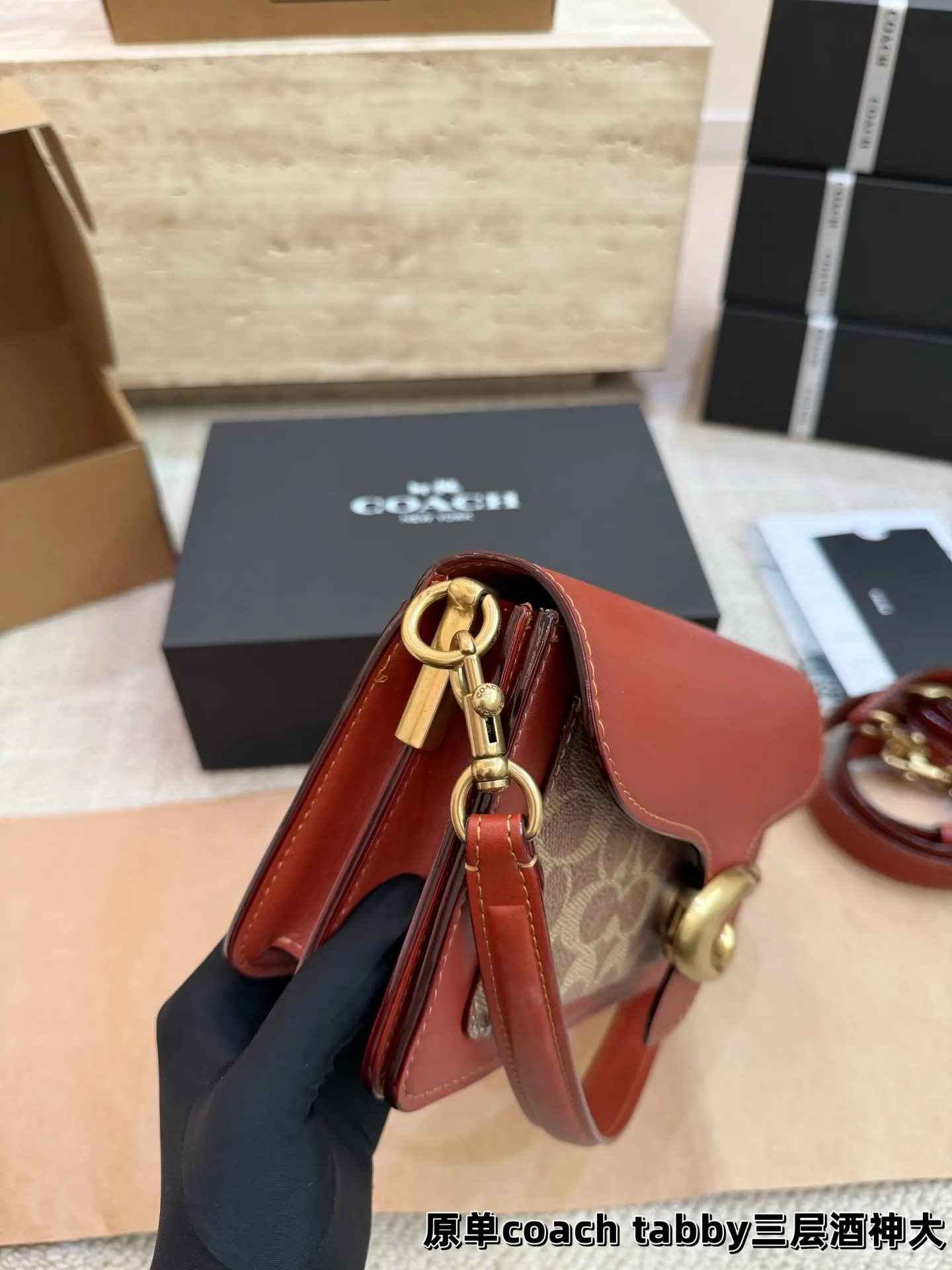 顶级原单P195 P190 新coach Tabby 三层酒神包 Coach 家酒神包Tabby手提包单肩斜挎包。让小姐姐第一眼看到就会爱上它。被誉为平价版小酒神包的蔻驰Tabby,复古又百搭,很受欢迎啊。五金扣厚实,整体精致小巧,还特别能装。每个包配一长一短两天可卸肩带,内部结构分层合理,中间一个带拉链的隔层小袋,把包分成三格,简直完美尺寸:26cm 20cm。这个尺寸觉得刚刚好合适,手提单肩斜挎都没有问题的!⚠️礼盒包装