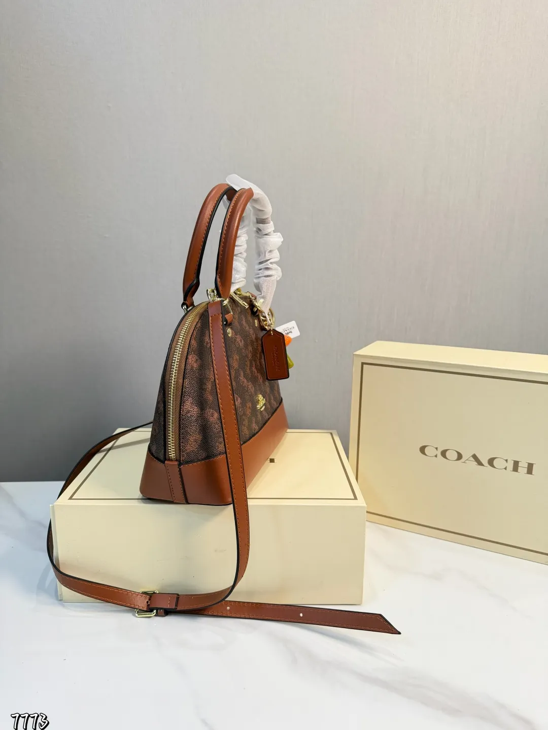 ❤️P165（礼盒包装）❤️ Coach蔻驰贝売包 贝壳作为通勤包，圆润的包身让人觉得与众不同，特别优雅。可以手提可以斜挎的多用设计，大容量的内里空间，爱了爱了。尺寸25*19cm