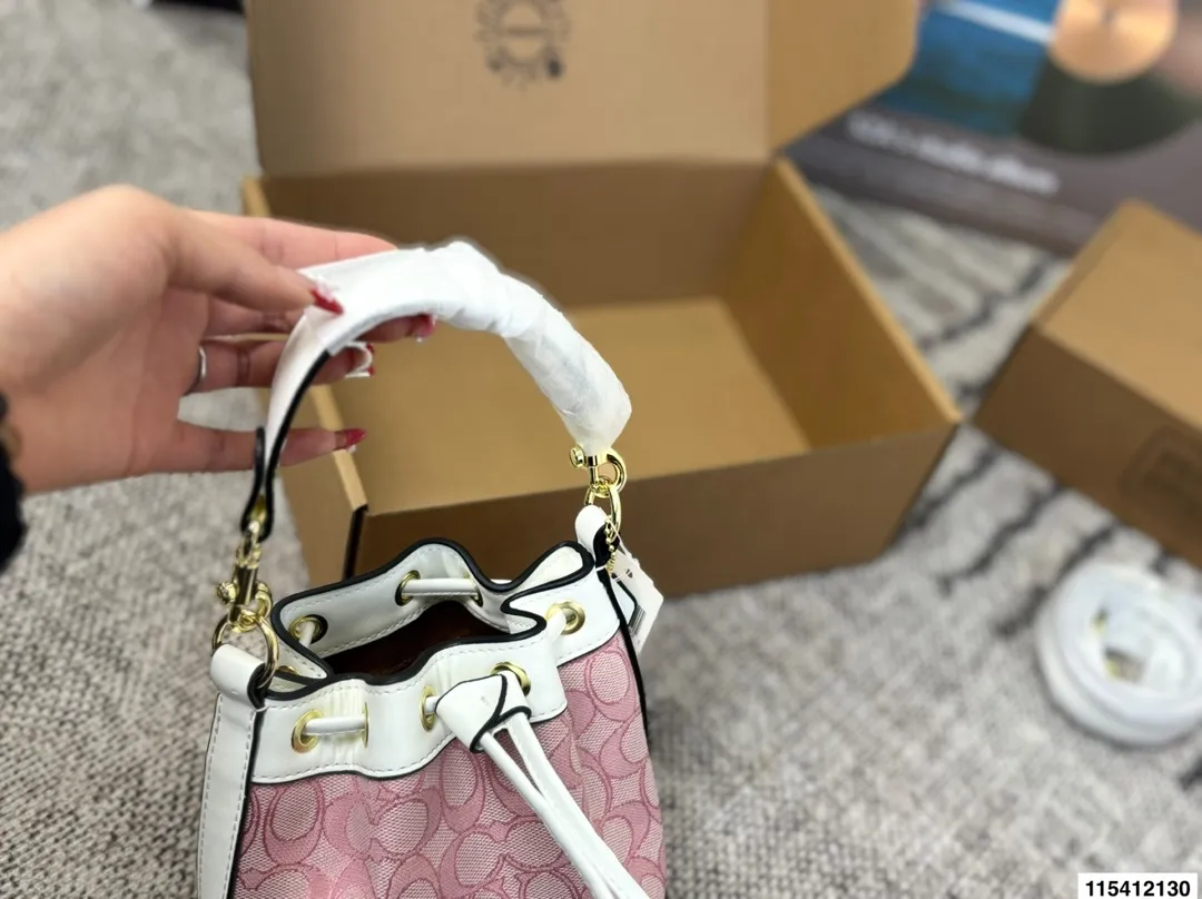 P130 Coach 配盒子 蔻驰水桶包 今天分享的这只包包和以往的水桶包有很大的区别哦 搭配感完全不一样 这只包包会更加淑女一些 采用抽绳系设计 便于开合使用 并且空间非常大 清新夏日 时髦轻便超百搭尺寸18.17