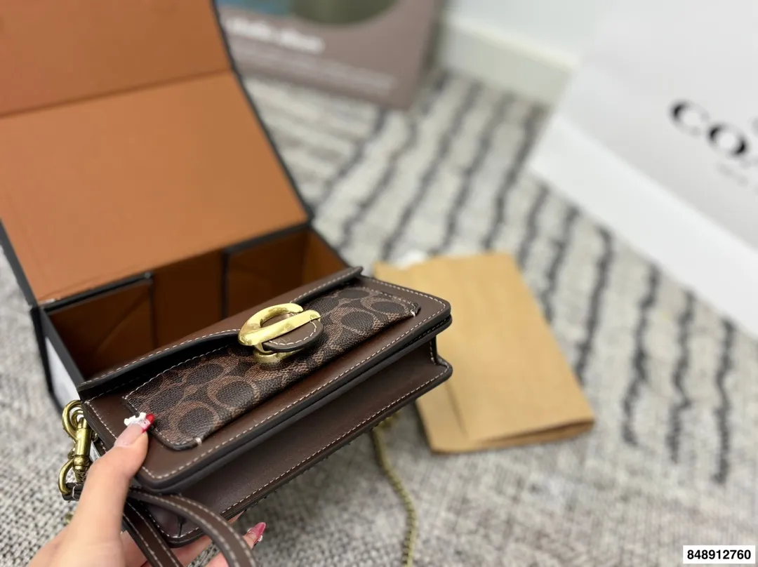 p190配礼盒🎁 coach.蔻驰酒神包新款𝘾𝙤𝙖𝙘𝙝-𝙏𝙖𝙗𝙗𝙮 这次的颜色搭配简直了 神仙配色！颜值又高又百搭 手提斜挎多用 蔻驰酒神！可爱又能装！手提斜挎都好看！尺寸：20*6*11cm