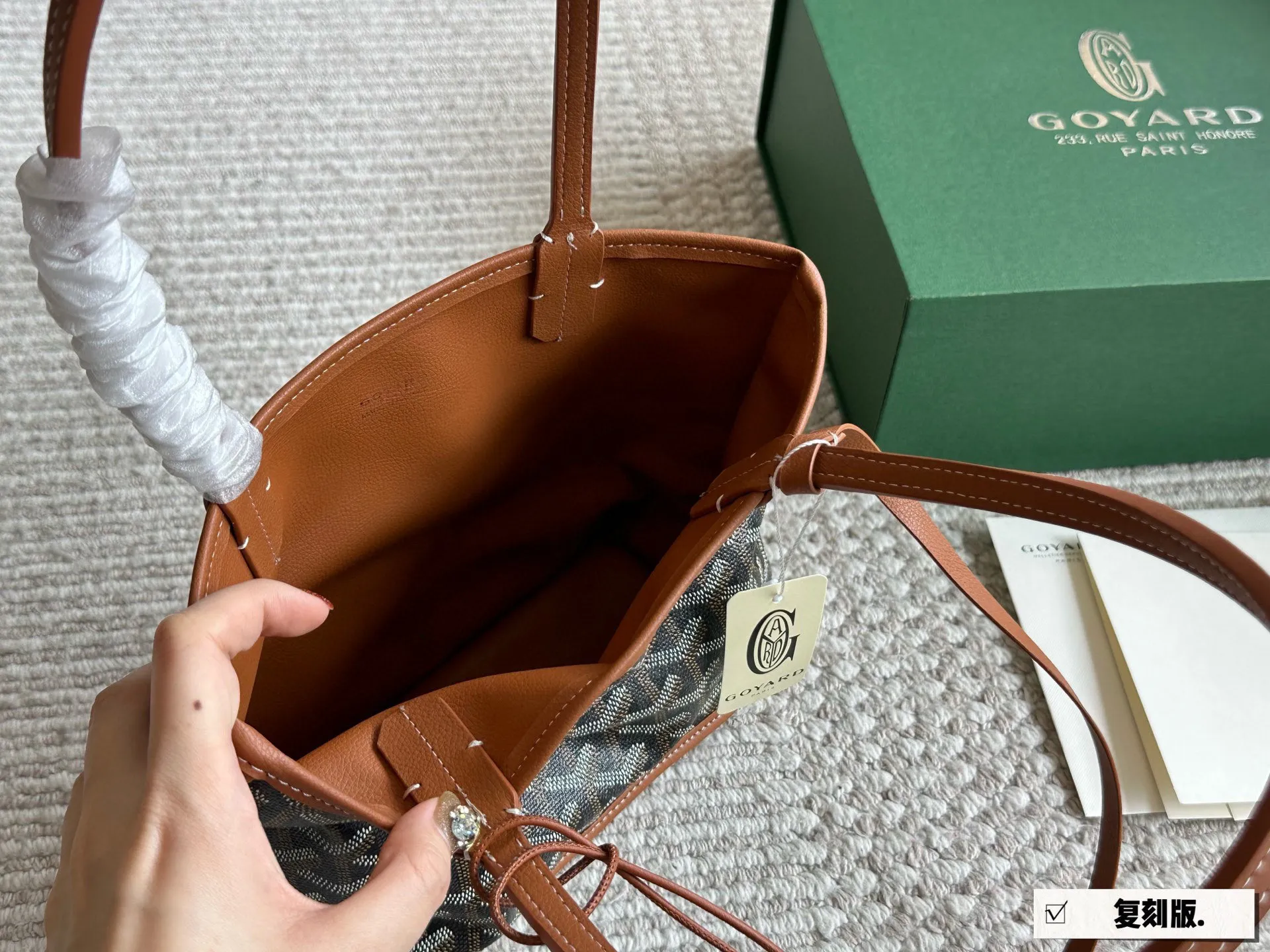 复刻版 💰155 配盒 size:20*19cm 戈雅购物袋🛍️ 属于这个季节的迷你购物袋 完美1:1定制 Goyard狗牙红色限定 实物真的很有质感, 新年本命包!