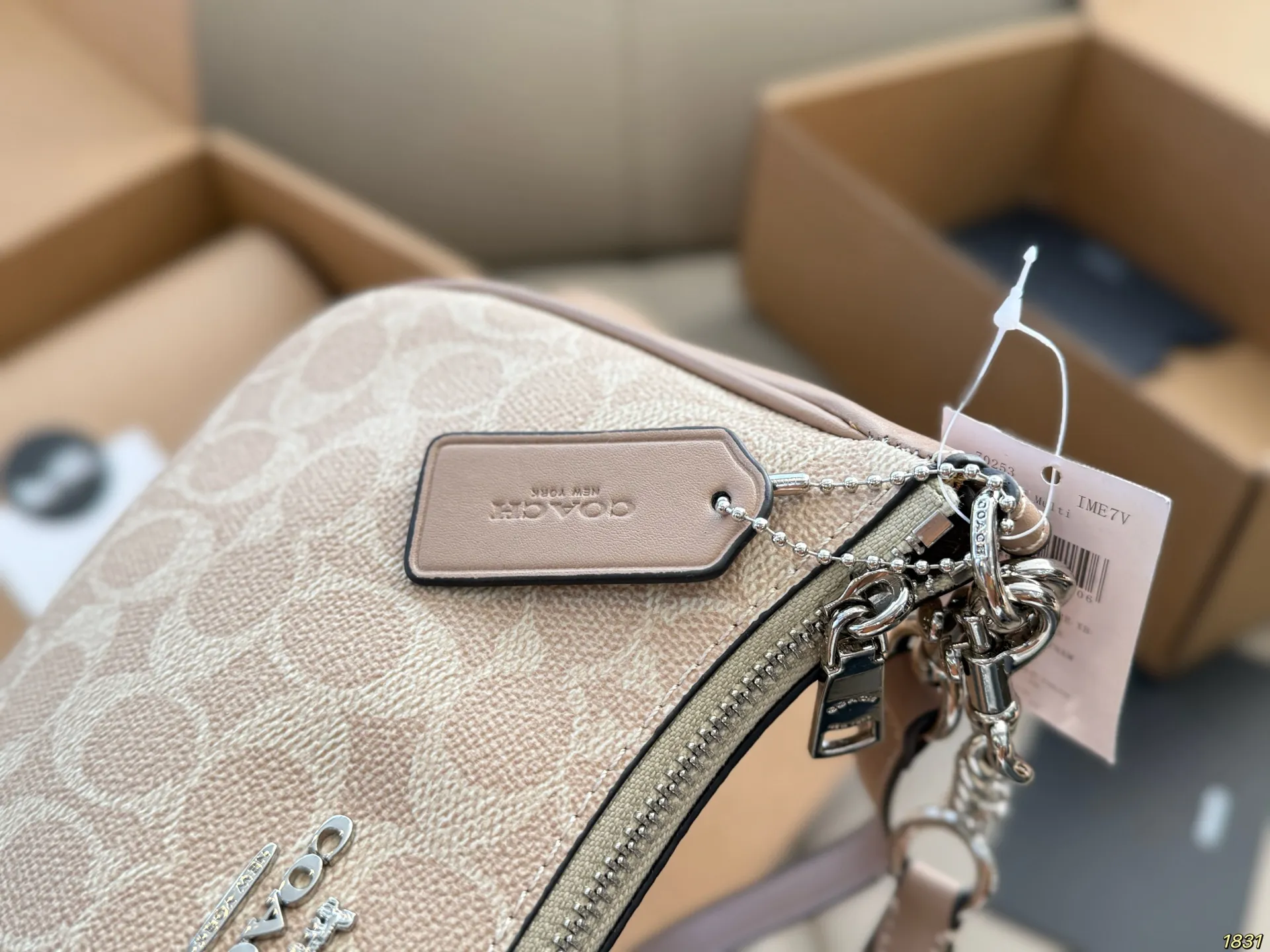 ¥130飞机盒 蔻驰COACH腋下麻将包 配长肩带 单肩斜挎皆可 颜色搭配很有复古的感觉 高级又不失优雅 超有氛围感 通勤 休闲 约会通通可搭 尺寸23 12