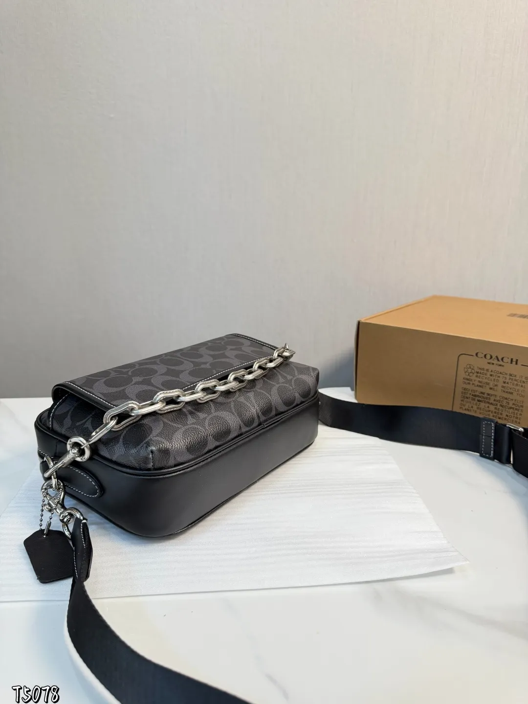 ❤️p165（礼盒包装）❤️ C家 新品黑色 男生都会喜欢的相机包！ 款式对于男生来说真的太友好了又能装又百搭 搜索🔍蔻驰 coach 男包尺寸：24*6*18