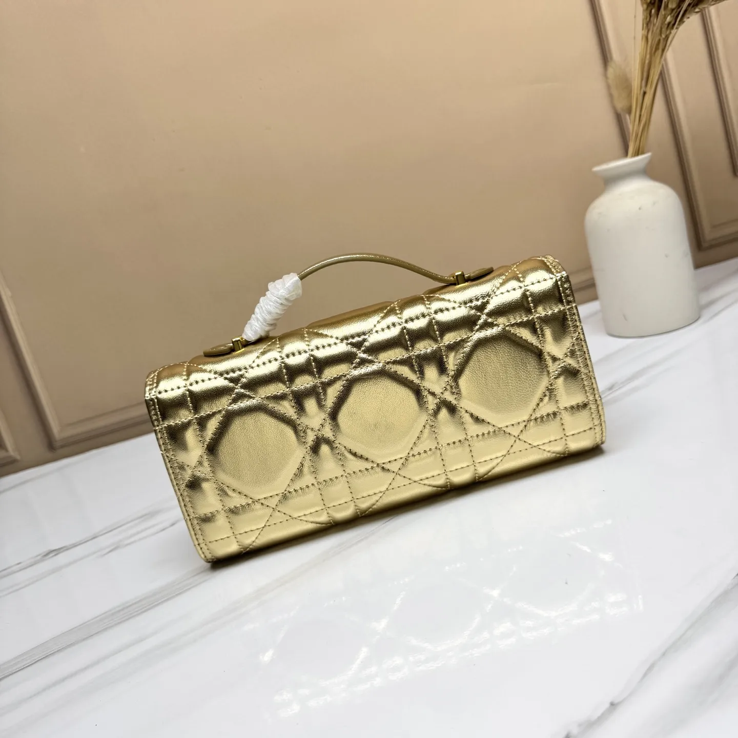 💰205包邮‼️ CE 秋冬系列新品TEEN LOLA 登场 ✅奶昔好物推荐 📖 凯旋门家族又一封神作、黑金handle case 上线🈺 斜跨肩带🉑️延长至57cm,手柄设计拎起来非常千金感✴️ 恰到好处的精致感,小巧又实用,堪称造型王者 秋冬衣櫉必备 尺寸:22*11*5cm