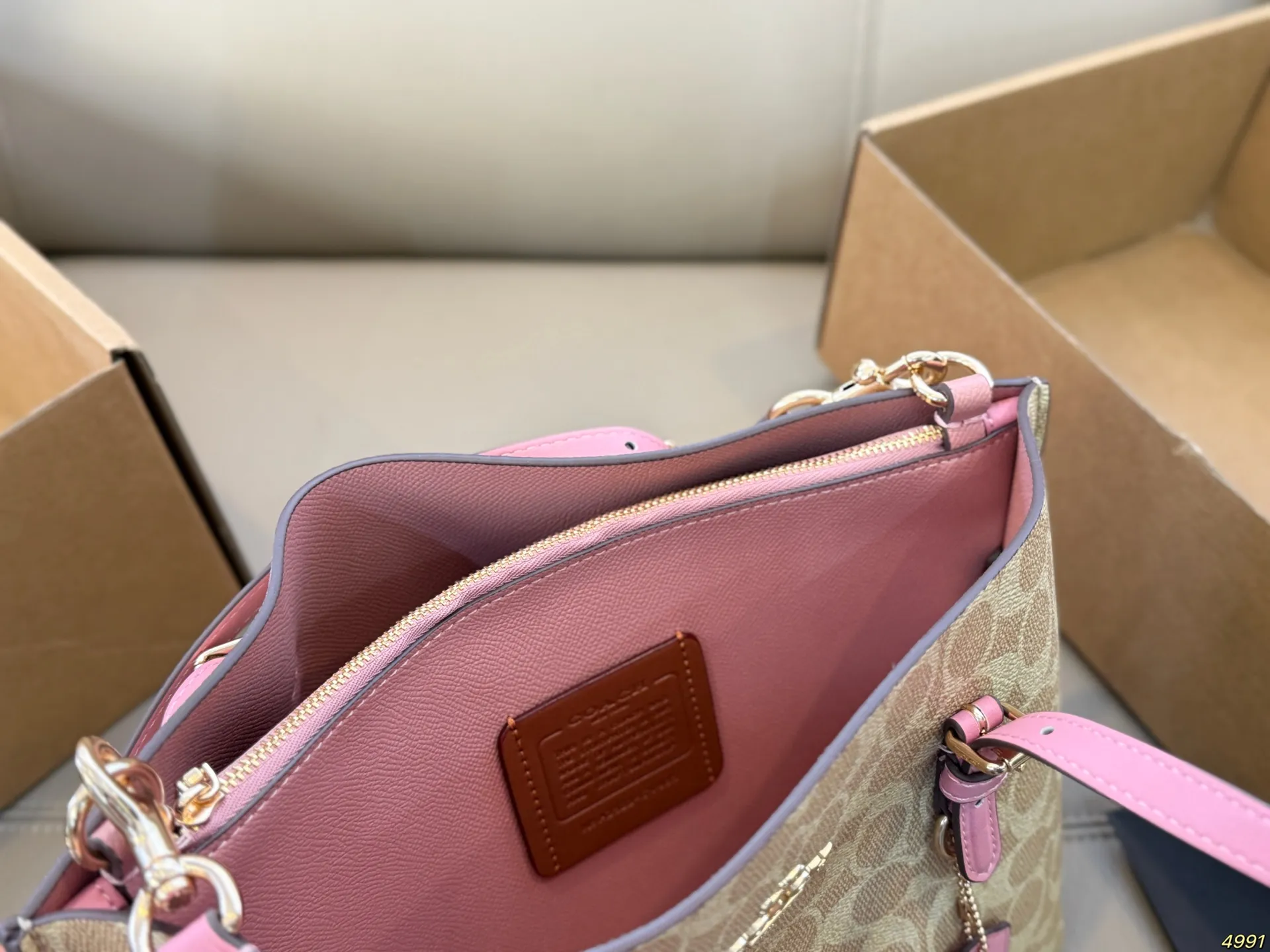 ¥180飞机盒 Coach 蔻驰托特包购物袋🛍️ 沈梦辰小姐姐身上背的今年 coach的新款 复古设计 简洁大方 特别有质感 官网预售中 随性好背 爱了爱了~ 尺寸25 20