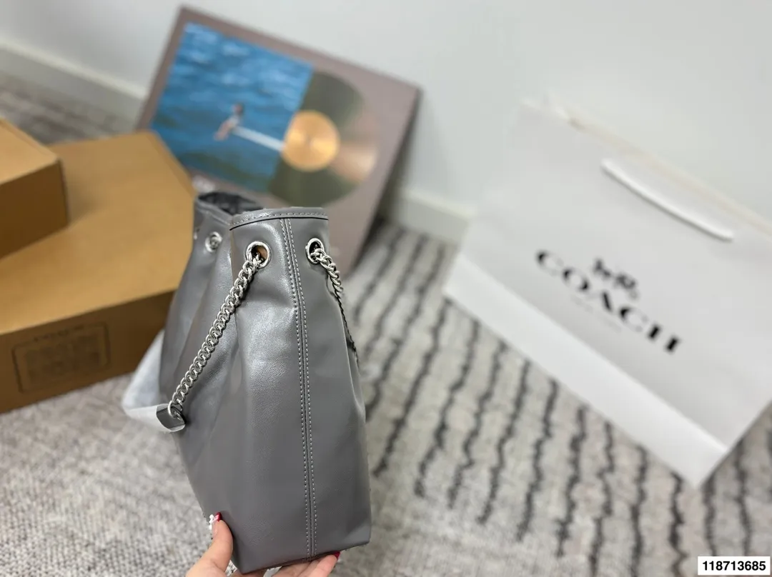 p185配礼盒 蔻驰Coach新款腋下包 流浪包麂皮质感太好啦 颜色搭配很有复古的感觉 高级又不失优雅 超有氛围感 通勤 休闲 约会通通可搭 尺寸34.26