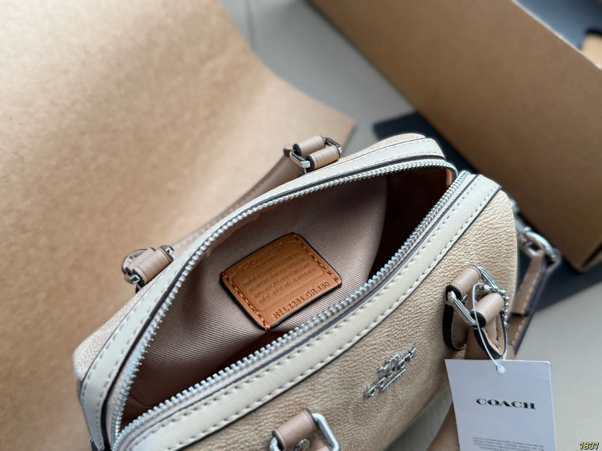 &yen;150飞机盒 coach蔻驰枕头包 经典设计 时尚百搭 容量是真的可 可手提 可斜挎 上身绝美 尺寸 17 12