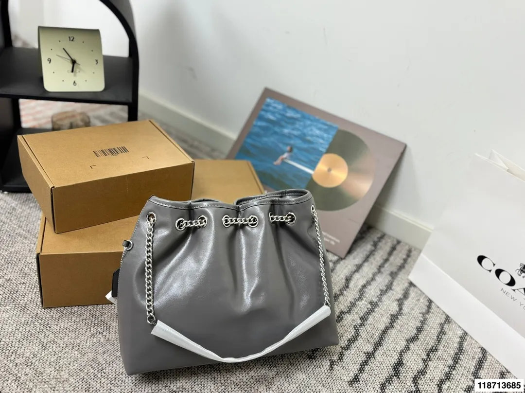 p185配礼盒 蔻驰Coach新款腋下包 流浪包麂皮质感太好啦 颜色搭配很有复古的感觉 高级又不失优雅 超有氛围感 通勤 休闲 约会通通可搭 尺寸34.26