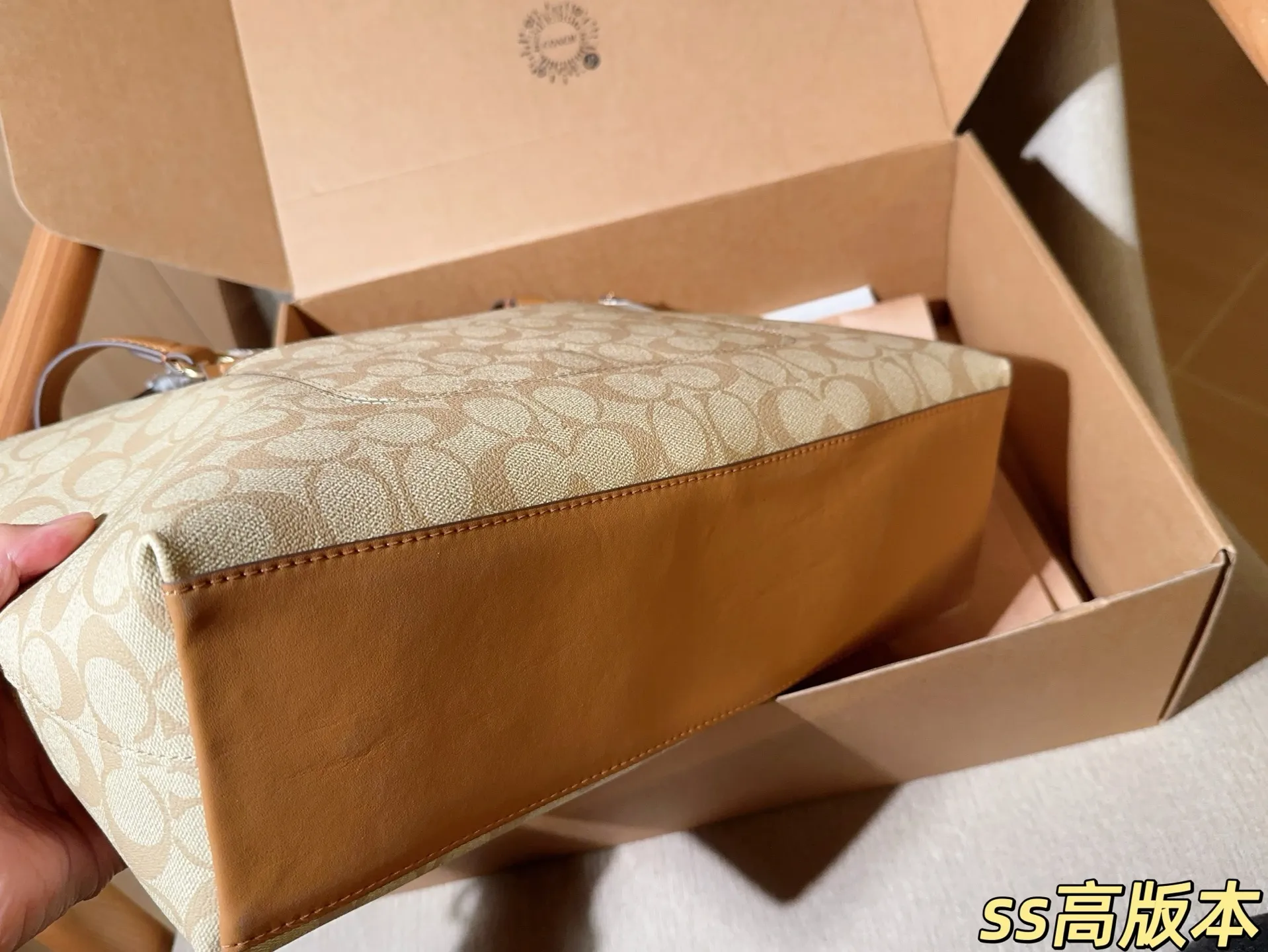 💰205 高版本 Coach蔻驰 gallary 笑脸拉链托特包!拉链封口,正面有拉链分层,经典logo老花,容量大,很实用! 尺寸36×26×13 礼盒包装🎁