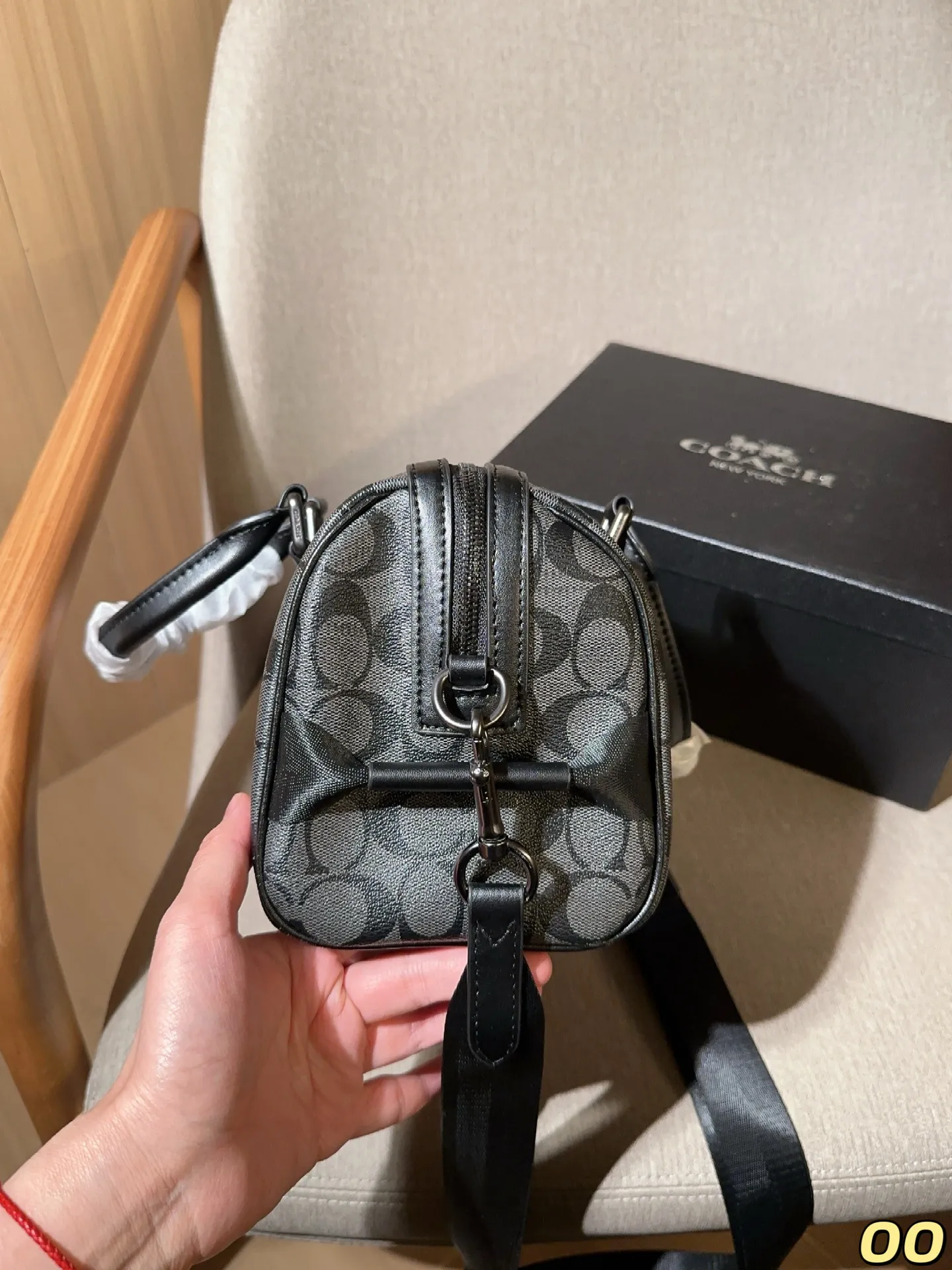 💰165 COACH 蔻驰 Gotham24 系列 手提斜挎包 Duffle波士顿圆桶包 单肩斜挎包 经典Logo搭配原厂工艺材质 采用精湛镶嵌细工,实物拍摄 尺寸28×19×15 礼盒包装🎁