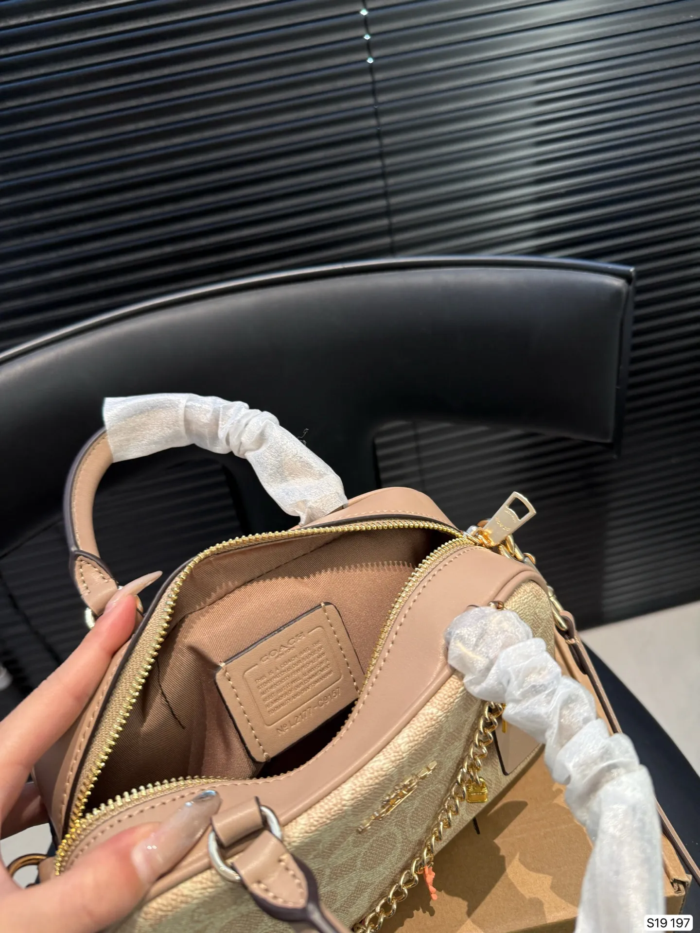 P145 配飞机盒 蔻驰 COACH 相机 复古优雅 满满的高级感 大小适中 容量感人 休闲正装皆可轻松驾驭 尺寸20 12 货号197