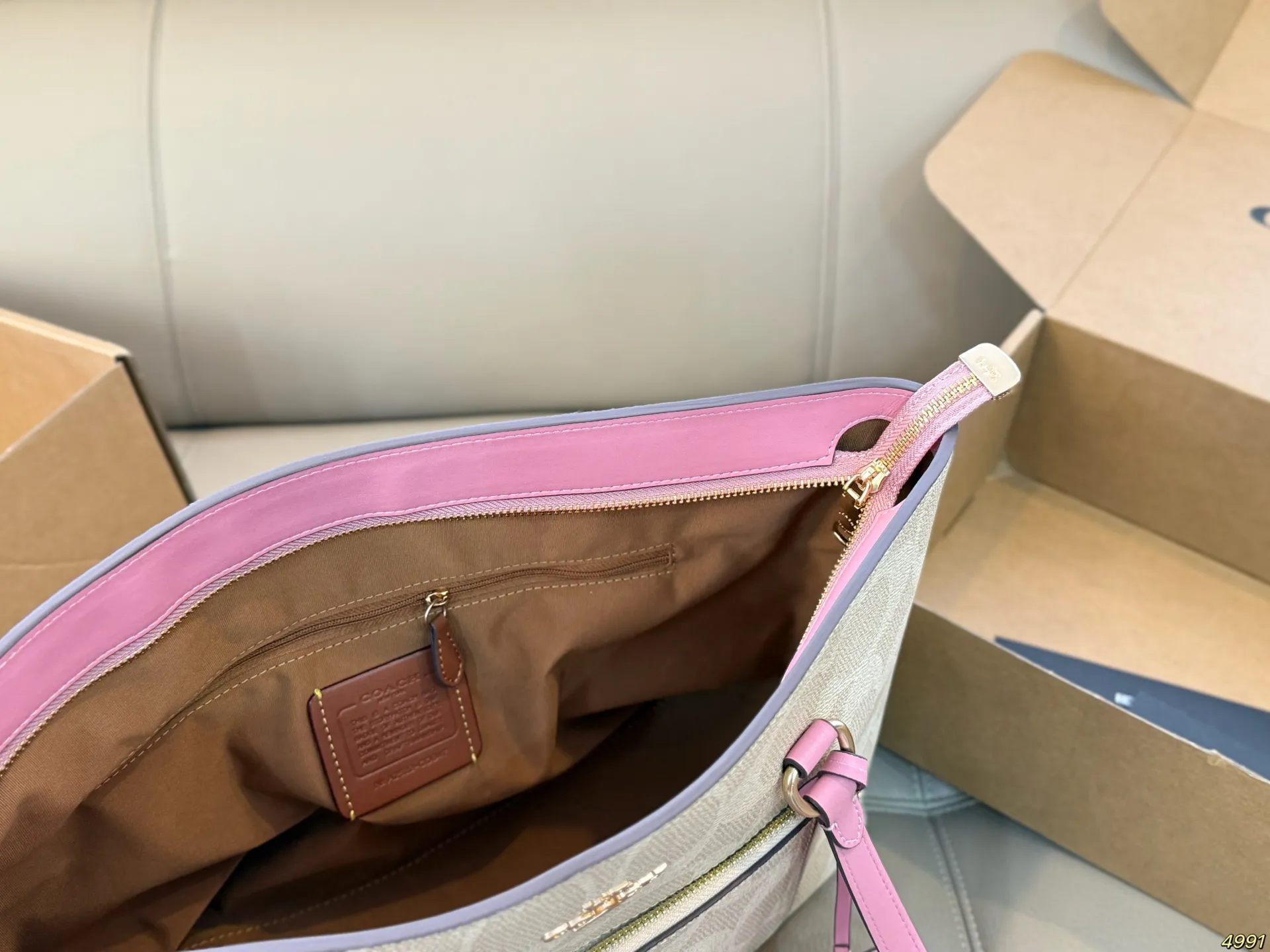 &yen;185 蔻驰COACH托特包水桶包 心动一亿遍！ 百搭 而且不挑身型 轻松搭出高级感 ！ 身边闺蜜人手一个 尺寸37 27