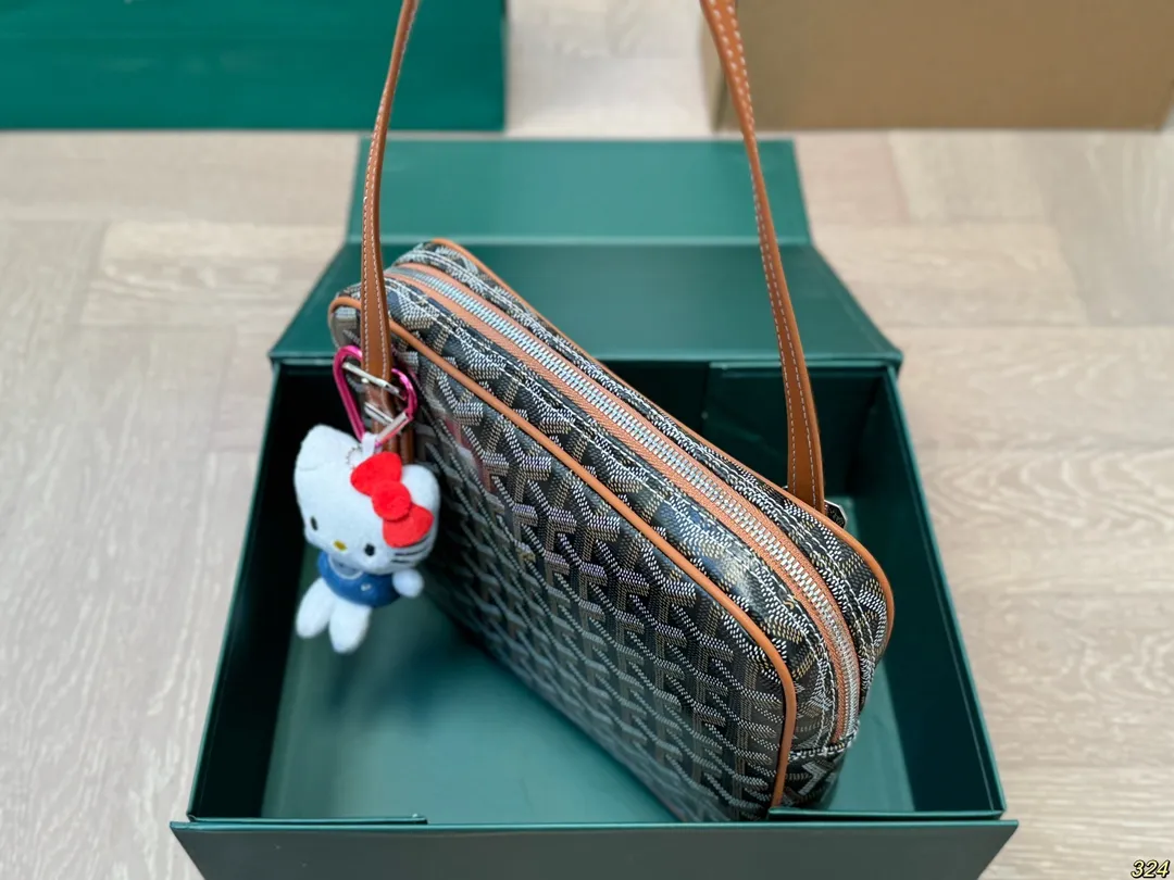 ¥140折叠盒 戈雅Goyard腋下包 拥有新包就拥有好心情! 简单的穿搭永远不过时,舒服随性耐看! 点亮一下整体造型 实在太好看了!实物太美丽了! 果然是一只实用又时髦百搭的包!!! 尺寸23 19