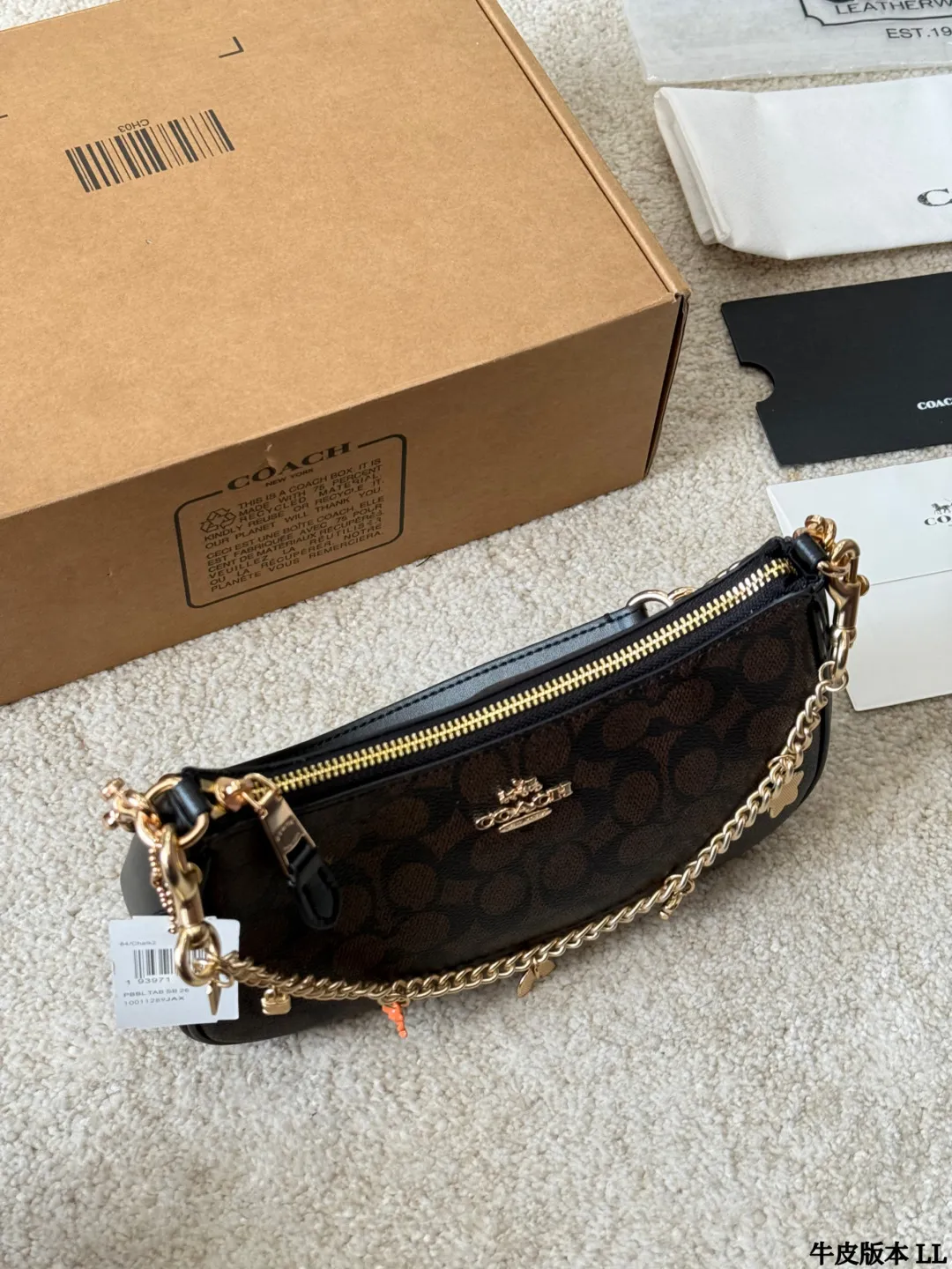 牛皮版本 p145 COACH 蔻驰 teri 腋下包 Coach蔻驰最热的腋下包上身来了 Teri系列最热腋下包 大麻将包的升级款，浅色特别好配衣服 整个就是气质和时尚的化身～不压个子而且好看 配色很潮，大小刚好挺合适 #蔻驰COACH 尺寸24 15cm