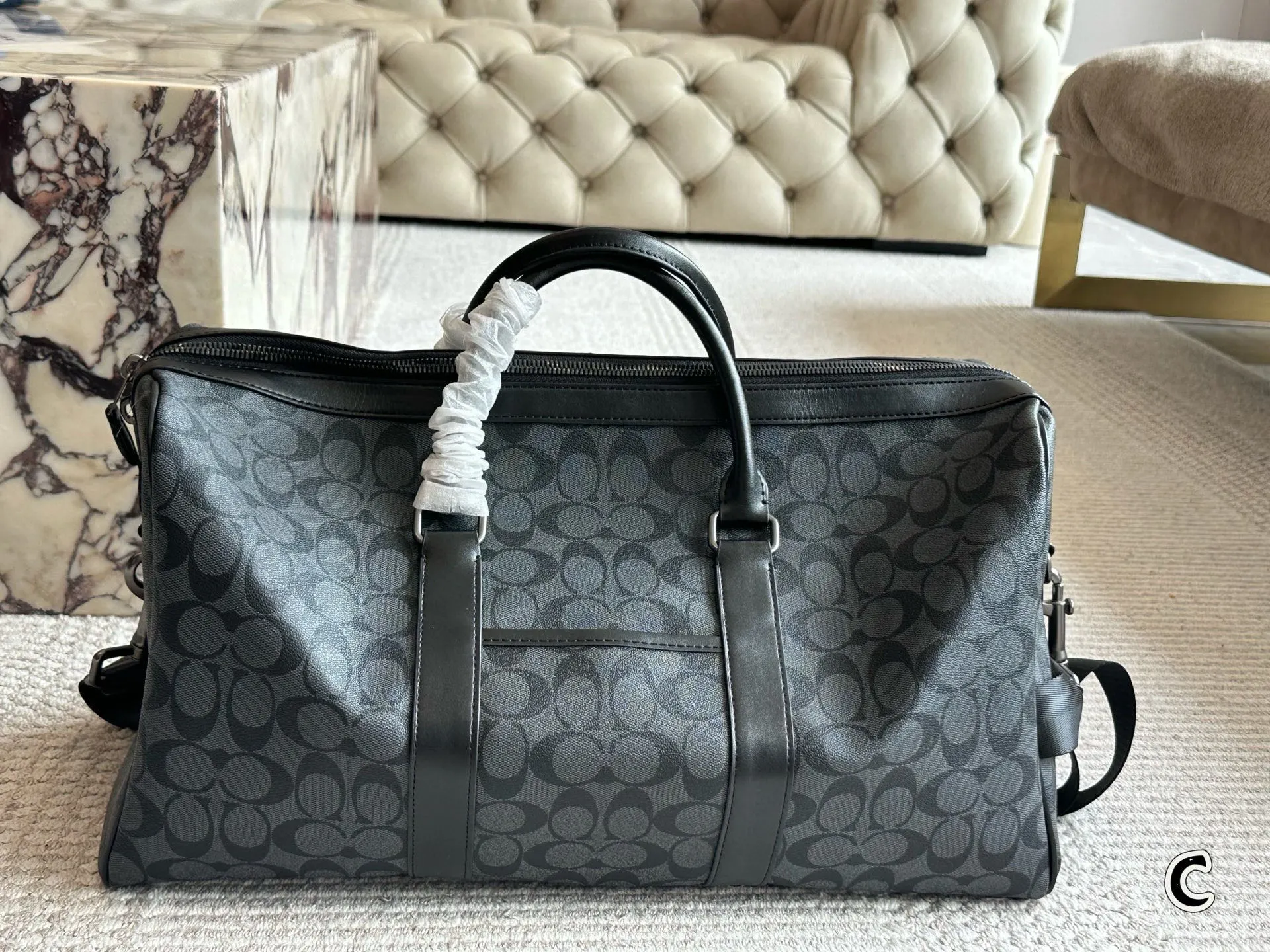 p180 男士必备COACH蔻驰旅行包 COACH蔻驰旅行包,通体采用PVC帆布涂层的材质,这种材质非常的耐磨、耐用,并且非常耐脏,非常适合我们用于健身或者短途的出差的使用,不但可以让自己的造型加分,功能性也很好同时还配备了长肩带,手拎、斜挎、单肩都是可以的,满足我们不同的一个着装 需求。#coach包包 45厘米